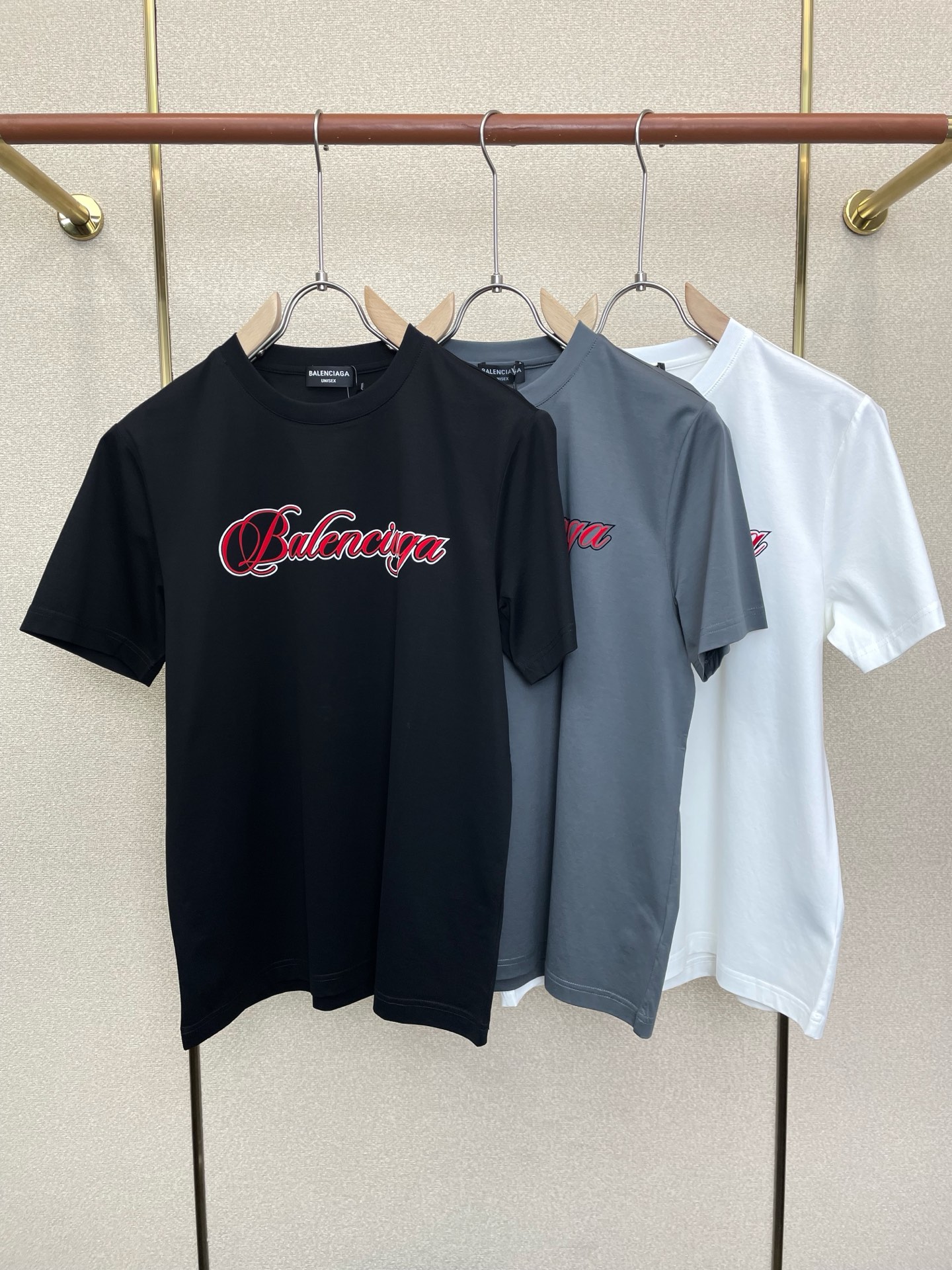 NO:916804,.Balenciaga's new and original men's casual short-sleeves are sold at all times. High-end customization. High-end version. Fashionable and versatile imported fabrics. Super soft and delicate feel. Skin-friendly and comfortable to wear. High-end boutique. The upper body is exquisitely made by the factory. A must-have item for men. Three standards are complete. Size M-3XL,,balenciaga,balenciaga,T-shirt,19860909.Balenciaga巴黎世家砸锅卖铁都要上的新款新款原单男士休闲短袖 高端定制 高端版本 时尚百搭爆款进口面料 手感超柔软细腻 穿着亲肤舒适 高端精品 代工厂精细做上身非常赞 男士必备单品 三标齐全 码数M-3XL,,balenciaga,balenciaga,T-shirt,,Men's clothing
