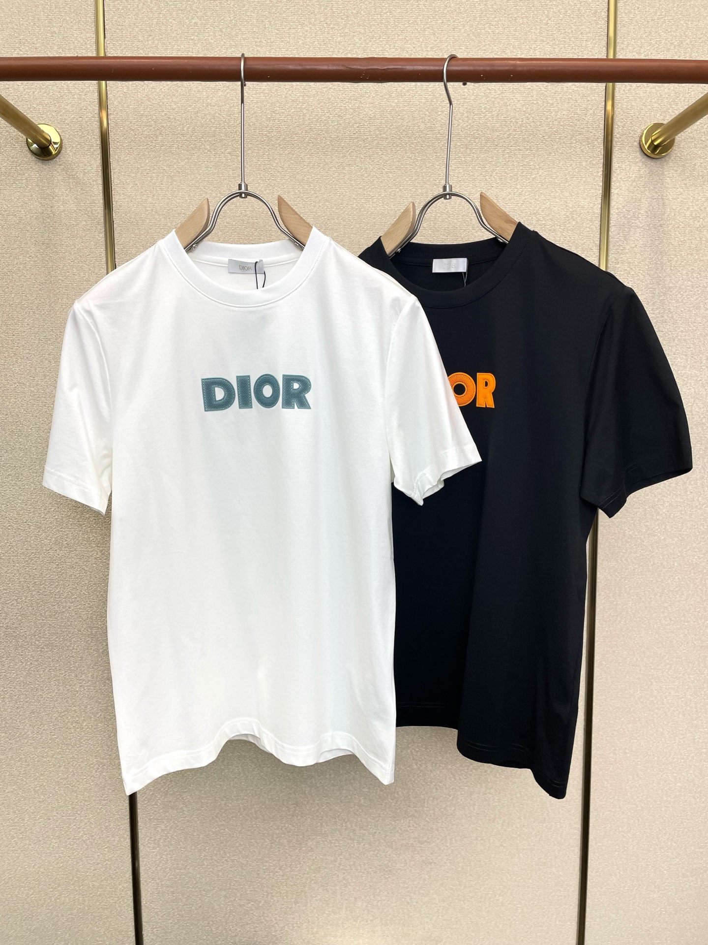 NO:916781,.Dior Dior’s new and popular new original men’s casual short-sleeved high-end customized high-end version fashionable and versatile imported fabrics super soft and delicate to the touch and comfortable to wear. High-end boutique. The upper body is exquisitely made by the factory. A must-have item for men. Three complete standards. Size M-3XL, dior, dior, T-shirt,19860909.Dior迪奥砸锅卖铁都要上的新款新款原单男士休闲短袖 高端定制 高端版本 时尚百搭爆款进口面料 手感超柔软细腻 穿着亲肤舒适 高端精品 代工厂精细做上身非常赞 男士必备单品 三标齐全 码数M-3XL,,dior,dior,T-shirt,,Men's clothing