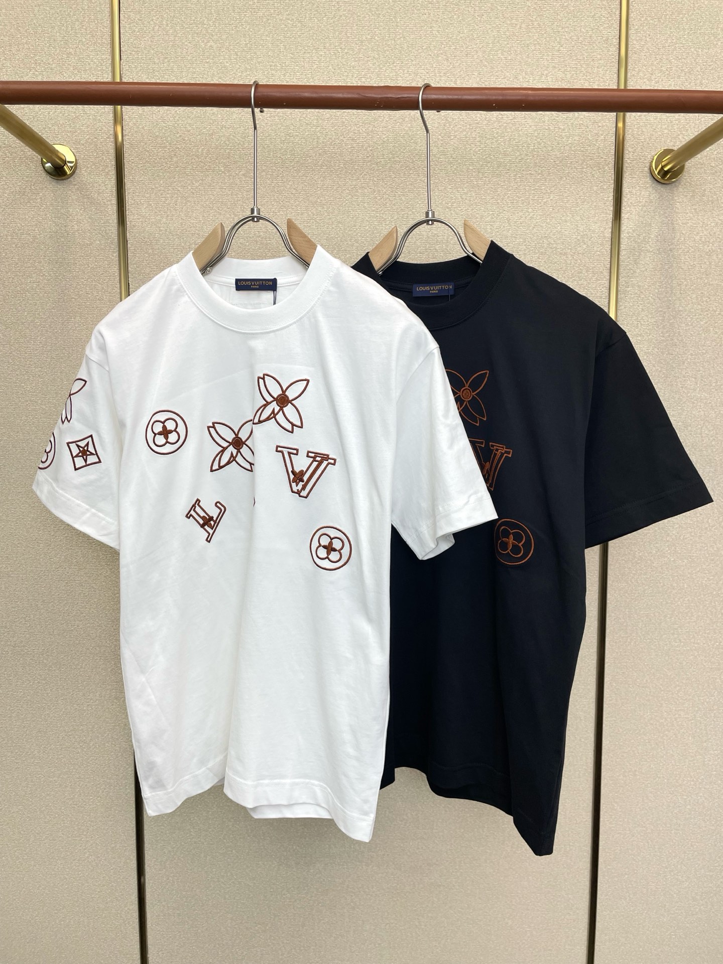 NO:916808,.Louis Vuitton’s new and popular men’s casual short-sleeve originals. High-end customization. High-end version. Fashionable and versatile imported fabrics. Super soft and delicate feel. Skin-friendly and comfortable to wear. High-end boutique. The upper body is exquisitely made by the factory. Men’s must-have items. Three standards are complete. Size M-3XL, Louis Vuitton, Louis Vuitton, T-shirt,19860909.Louis Vuitton路易威登砸锅卖铁都要上的新款新款原单男士休闲短袖 高端定制 高端版本 时尚百搭爆款进口面料 手感超柔软细腻 穿着亲肤舒适 高端精品 代工厂精细做上身非常赞 男士必备单品 三标齐全 码数M-3XL,,louis vuitton,louis vuitton,T-shirt,,Men's clothing