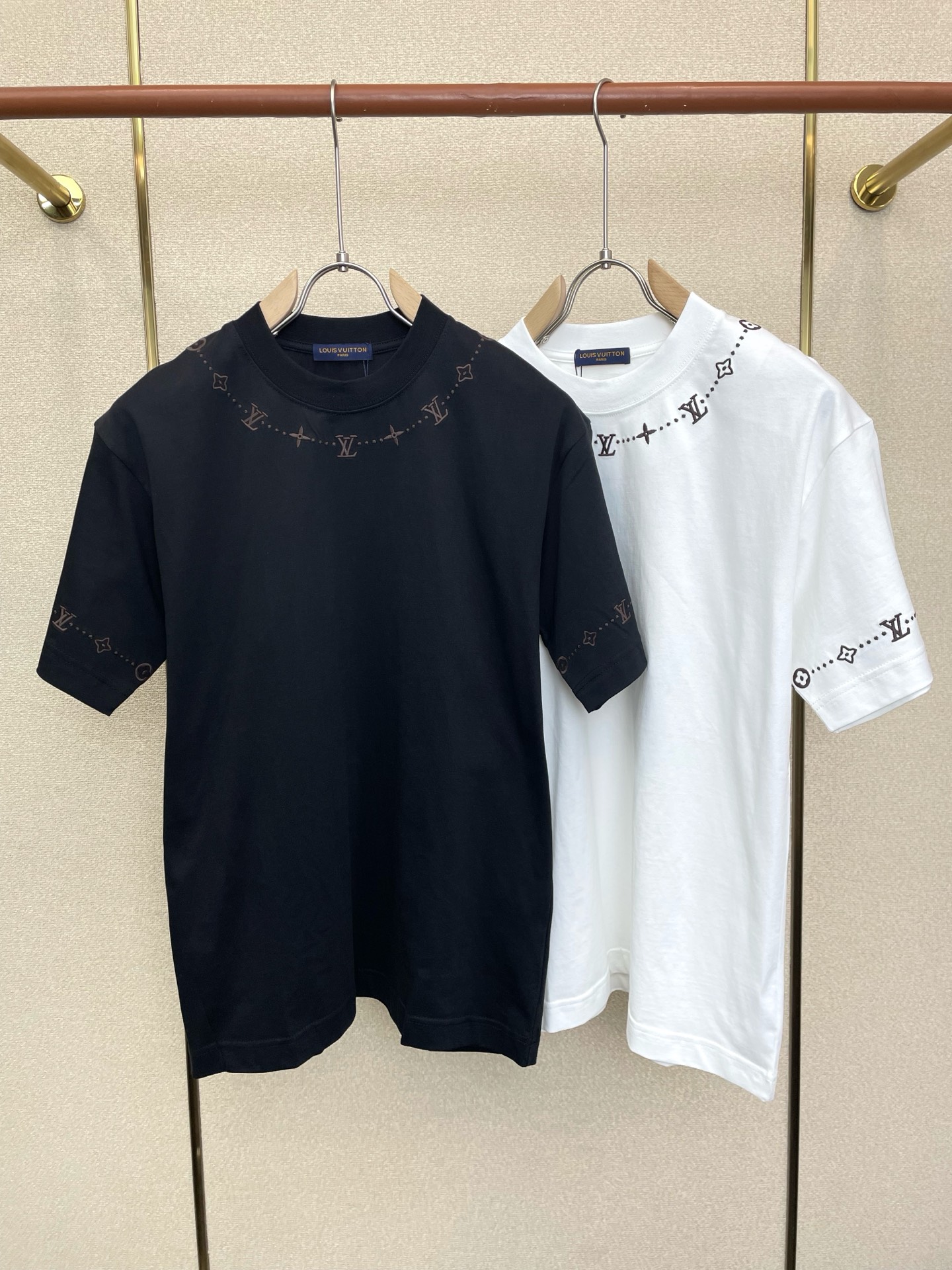 NO:916784,.Louis Vuitton’s new and popular men’s casual short-sleeve originals. High-end customization. High-end version. Fashionable and versatile imported fabrics. Super soft and delicate feel. Skin-friendly and comfortable to wear. High-end boutique. The upper body is exquisitely made by the factory. Men’s must-have items. Three standards are complete. Size M-3XL, Louis Vuitton, Louis Vuitton, T-shirt,19860909.Louis Vuitton路易威登砸锅卖铁都要上的新款新款原单男士休闲短袖 高端定制 高端版本 时尚百搭爆款进口面料 手感超柔软细腻 穿着亲肤舒适 高端精品 代工厂精细做上身非常赞 男士必备单品 三标齐全 码数M-3XL,,louis vuitton,louis vuitton,T-shirt,,Men's clothing