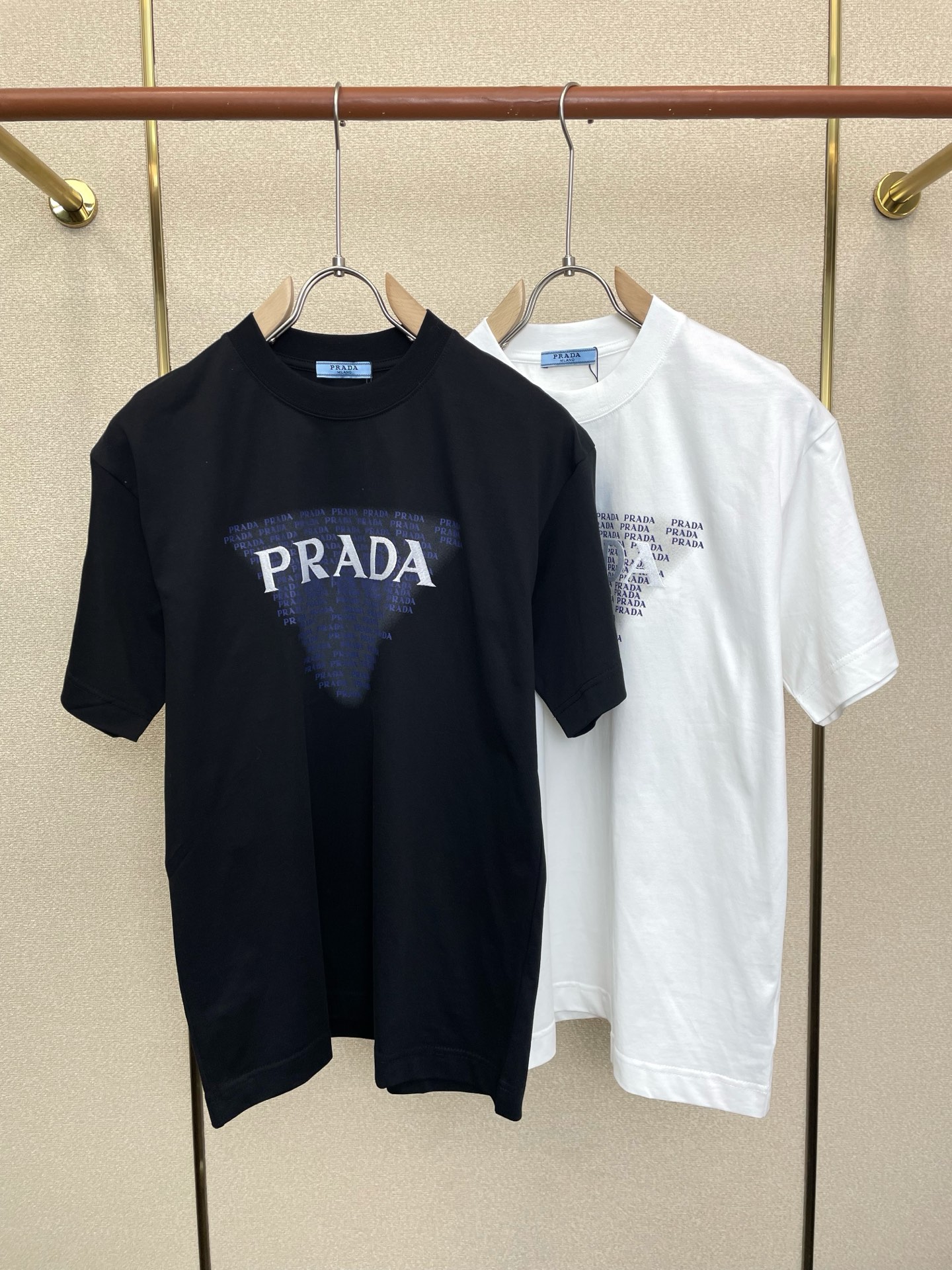 NO:916790,.Prada’s new and popular men’s casual short-sleeved original model, high-end customization, high-end version, fashionable and versatile, popular imported fabrics, super soft and delicate to the touch, skin-friendly and comfortable to wear, high-end boutique, exquisite upper body made by the factory, very good, a must-have item for men, complete with three standards, size M-3XL,, prada, prada, T-shirt,19860909.Prada普拉达砸锅卖铁都要上的新款新款原单男士休闲短袖 高端定制 高端版本 时尚百搭爆款进口面料 手感超柔软细腻 穿着亲肤舒适 高端精品 代工厂精细做上身非常赞 男士必备单品 三标齐全 码数M-3XL,,prada,prada,T-shirt,,Men's clothing