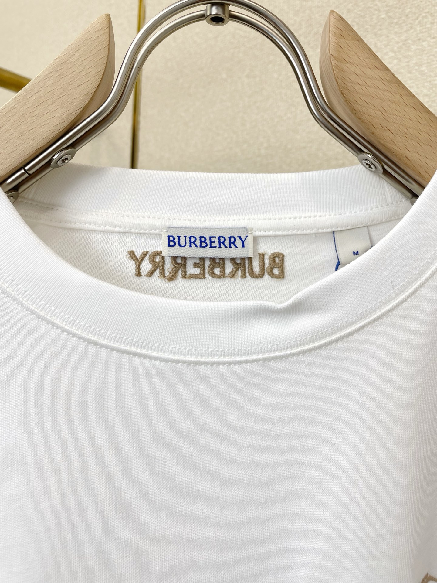 Burberry巴宝莉💥砸锅卖铁都要上的新款新款休闲短袖 高端版本！专柜定制面料 透气舒适度高，细节无可