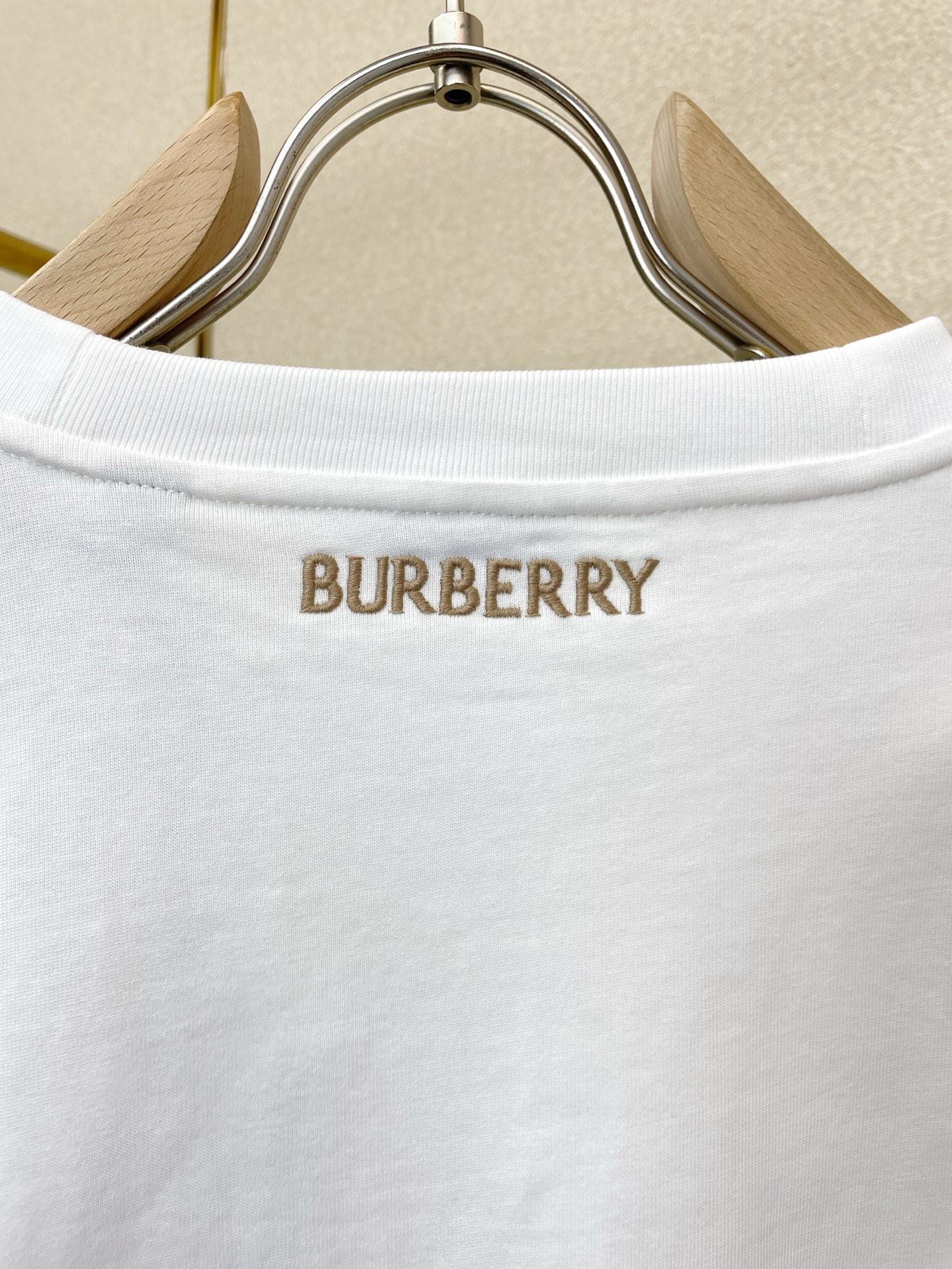 Burberry巴宝莉💥砸锅卖铁都要上的新款新款休闲短袖 高端版本！专柜定制面料 透气舒适度高，细节无可