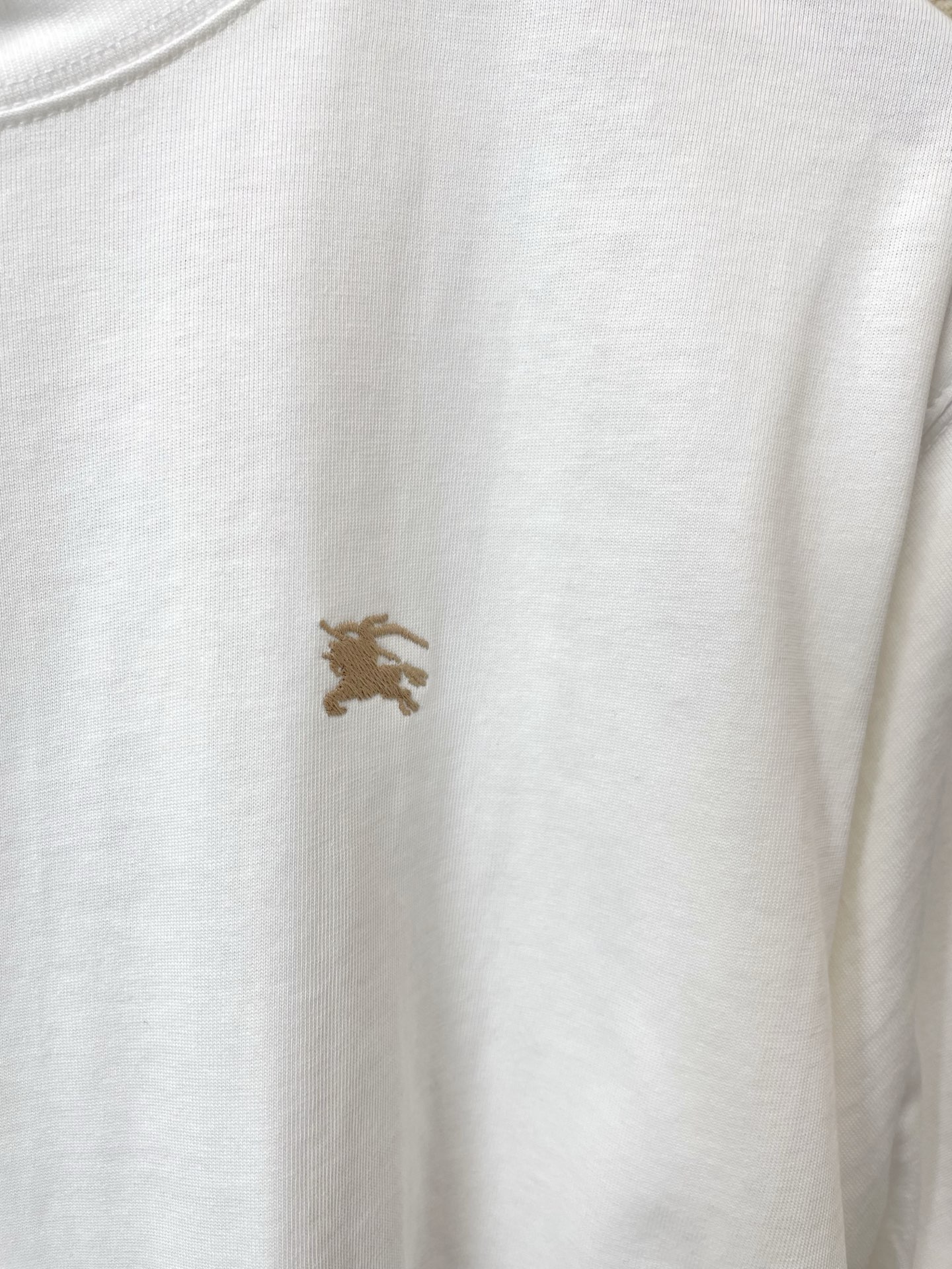 Burberry巴宝莉💥砸锅卖铁都要上的新款新款休闲短袖 高端版本！专柜定制面料 透气舒适度高，细节无可
