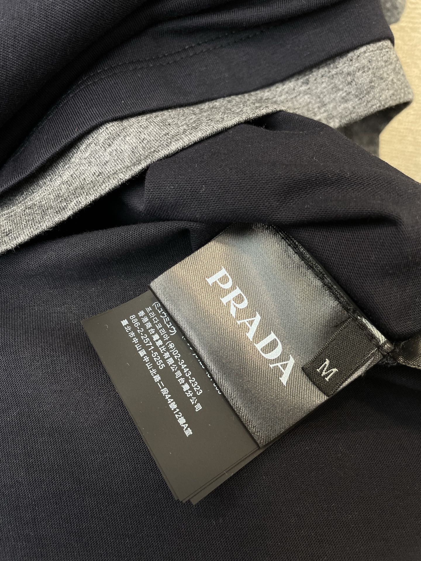 Prada普拉达💥砸锅卖铁都要上的新款新款休闲短袖 高端版本！专柜定制面料 透气舒适度高，细节无可挑剔，