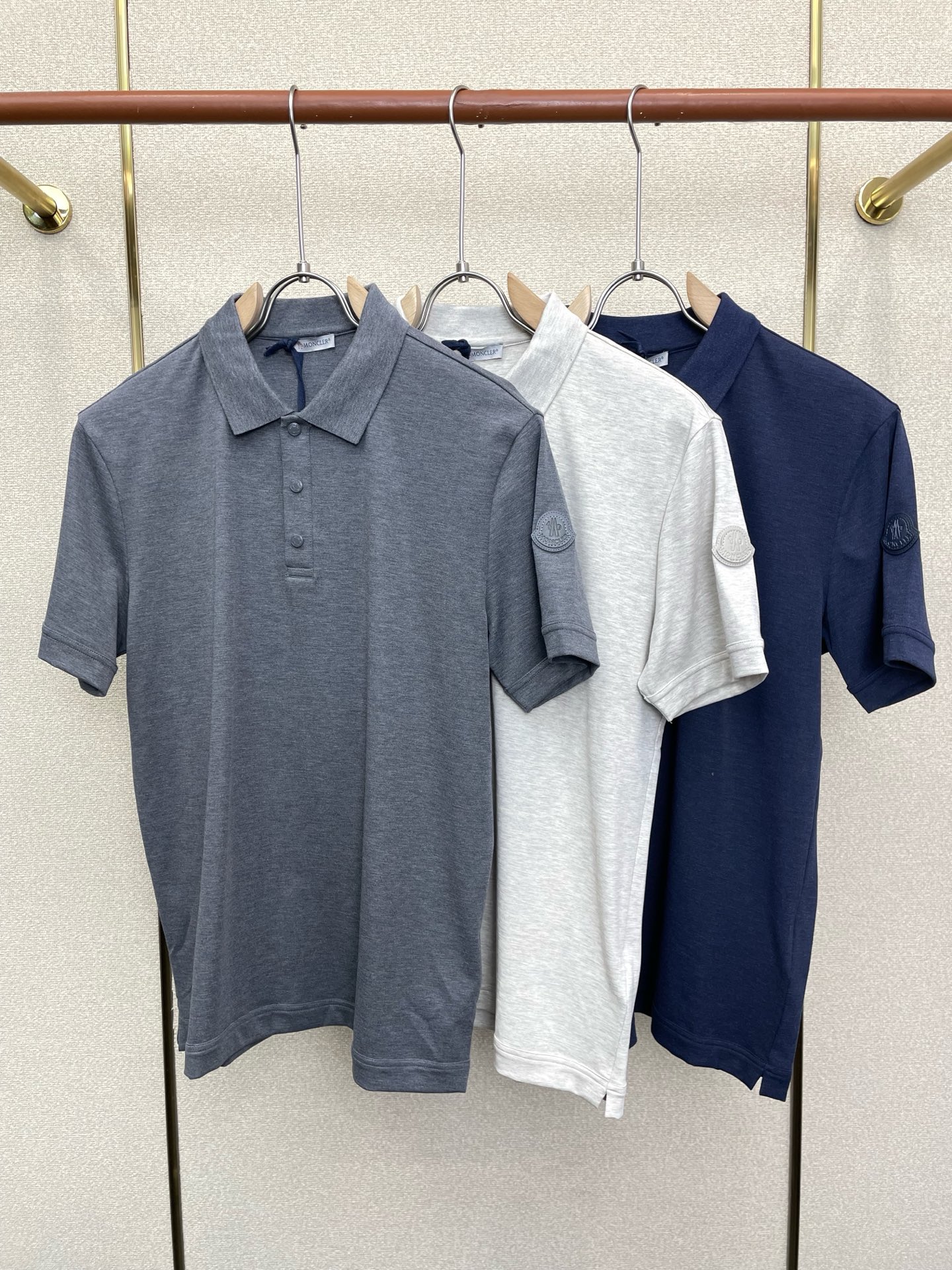 NO:916795,.Moncler's new and original men's casual short-sleeves are the most popular ones. High-end customization. High-end version. Fashionable and versatile imported fabrics. Super soft and delicate feel. Skin-friendly and comfortable to wear. High-end boutique. The upper body is finely made by the factory. It's a must-have item for men. Complete with three standards. Size: M-3XL, Moncler, T-shirt,19860909.Moncler蒙口砸锅卖铁都要上的新款新款原单男士休闲短袖 高端定制 高端版本 时尚百搭爆款进口面料 手感超柔软细腻 穿着亲肤舒适 高端精品 代工厂精细做上身非常赞 男士必备单品 三标齐全 码数M-3XL,,Moncler,T-shirt,,Men's clothing