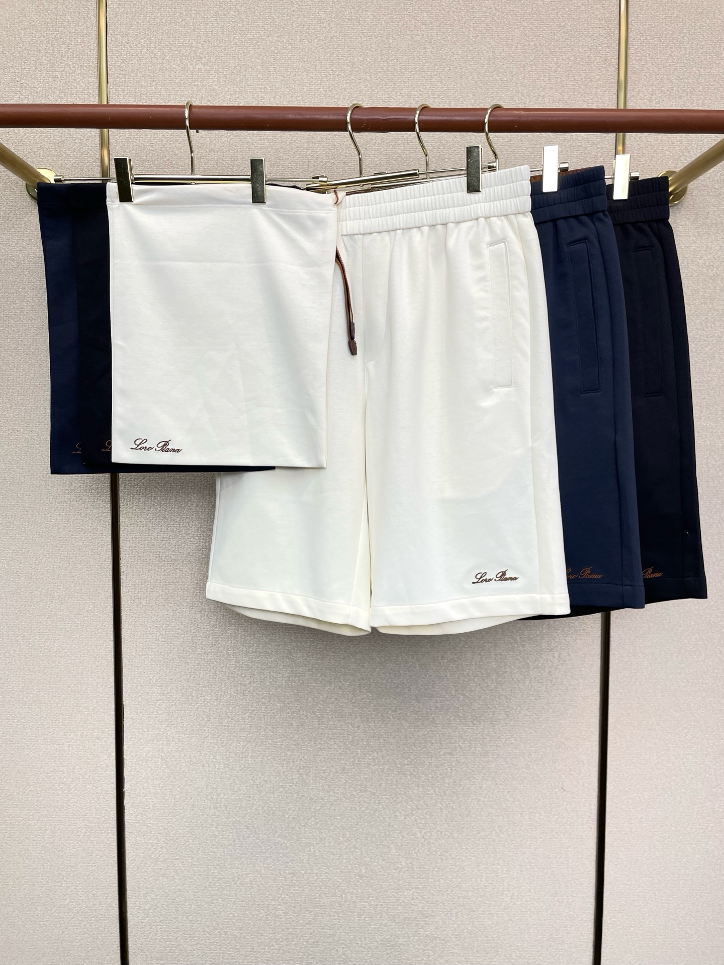 NO:916786,.LP-Loro Piana is a new high-end version of casual shorts that everyone will buy!  Comes with storage bag. Customized fabrics at the counter. Highly breathable and comfortable. Impeccable details. Brand element design concept reflects high quality. It feels delicate and soft!  It presents a casual cut and the upper body shape is awesome!  Size: M-3XL,,loro piana,loro piana,shorts,19860909.LP-Loro Piana诺悠翩雅砸锅卖铁都要上的新款新款 休闲短裤高端版本！自带收纳袋 专柜定制面料 透气舒适度高,细节无可挑剔,品牌元素设计理念,体现高品质.手感细腻柔软！呈现休闲裁剪,上身版型超赞！码数: M-3XL,,loro piana,loro piana,shorts,,Men's clothing