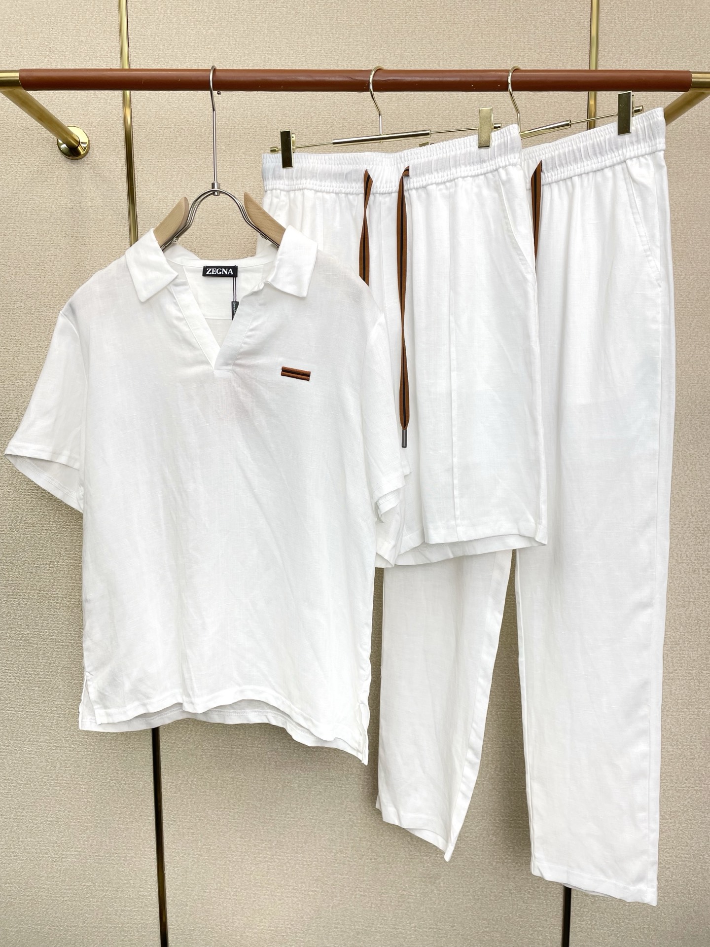 NO:916791,Shorts suits/sets, trousers suits/sets, three-piece suits/sets. ZEGNA's new linen suits are the same style at the counters that everyone must buy. They are breathable, comfortable and casual!  Full of high-end feel!  The details are exquisite and high-end, and the workmanship is impeccable!  The original high-end fabric is very high-end!  The fabric is stiff, wrinkle-resistant and wear-resistant, warm and stylish. Size M-3XL,,zegna,shorts,19860909短裤套装/套、长裤套装/套、三件套/套.ZEGNA杰尼亚砸锅卖铁都要上的新款新款专柜同款亚麻套装,透气舒适休闲！高级感满满！细节精致高档,做工无可挑剔！原版高端面料很显高级！面料挺括抗皱耐磨,保暖利落有型.码数M-3XL,,zegna,shorts,,Men's clothing