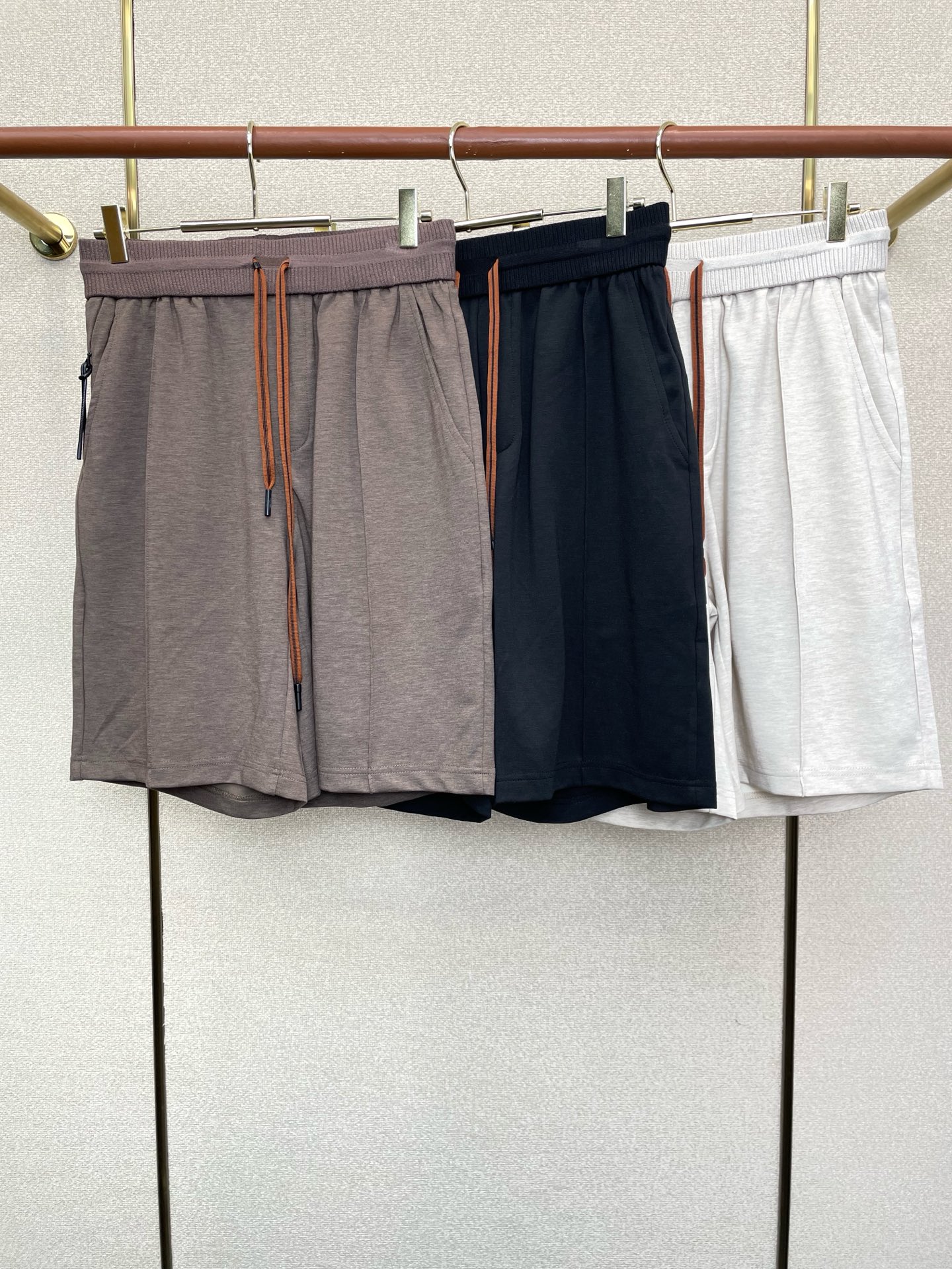 NO:916806,.ZEGNA Zegna's new casual shorts, high-end version!  Custom-made fabrics at the counter are highly breathable and comfortable, with impeccable details and brand element design concepts, reflecting high quality. It feels delicate and soft!  It presents a casual cut and the upper body shape is awesome!  Size M-3XL,,zegna,shorts,19860909.ZEGNA杰尼亚砸锅卖铁都要上的新款新款休闲短裤,高端版本！专柜定制面料 透气舒适度高,细节无可挑剔,品牌元素设计理念,体现高品质.手感细腻柔软！呈现休闲裁剪,上身版型超赞！码数M-3XL,,zegna,shorts,,Men's clothing