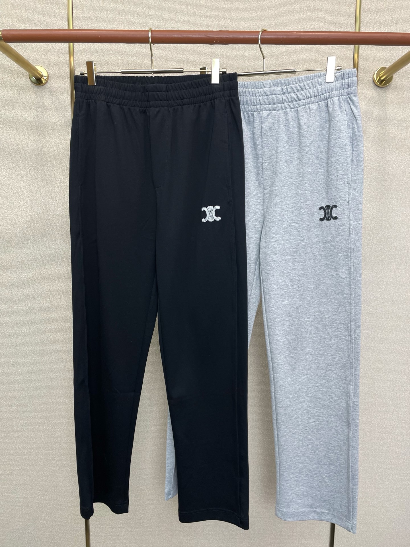 NO:916779,.CELINE's new casual pants are a high-end version that everyone wants to sell!  Custom-made fabrics at the counter are highly breathable and comfortable, with impeccable details and brand element design concepts, reflecting high quality. It feels delicate and soft!  It presents a casual cut and the upper body shape is awesome!  Size M-3XL,,celine,celine,19860909.CELINE赛琳砸锅卖铁都要上的新款新款休闲裤 高端版本！专柜定制面料 透气舒适度高,细节无可挑剔,品牌元素设计理念,体现高品质.手感细腻柔软！呈现休闲裁剪,上身版型超赞！码数M-3XL,,celine,celine,,Men's clothing