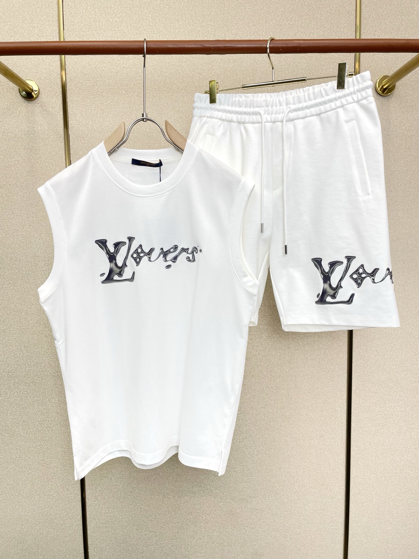 NO:916797,Vest, shorts, P.Louis Vuitton, Louis Vuitton's new and popular counter suits, the same style, breathable, comfortable and casual!  Full of high-end feel!  The details are exquisite and high-end, and the workmanship is impeccable!  The original high-end fabric is very high-end!  The fabric is soft, delicate and comfortable, moisture-absorbent, quick-drying and breathable, neat and stylish. Shorts M-3XL, vest S-2XL,,louis vuitton,louis vuitton,shorts,19860909背心、短裤P.Louis Vuitton路易威登砸锅卖铁都要上的新款新款专柜同款套装,透气舒适休闲！高级感满满！细节精致高档,做工无可挑剔！原版高端面料很显高级！面料柔软细腻舒适 吸湿速干透气,利落有型. 短裤M-3XL 背心S-2XL,,louis vuitton,louis vuitton,shorts,,Men's clothing