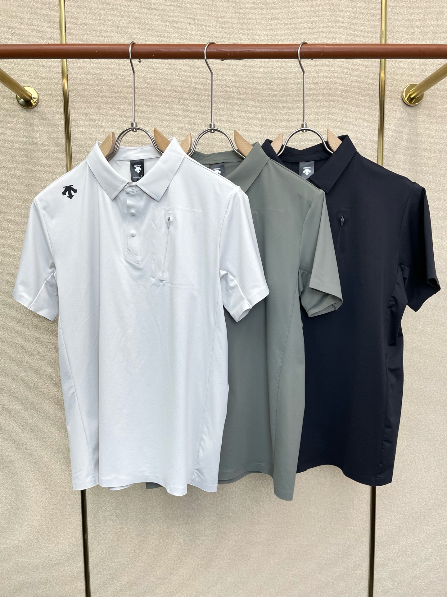 NO:916789,.DESCENTE is a must-have new style original men's casual short sleeves. High-end customization. High-end version. Fashionable and versatile imported fabrics. Super soft and delicate feel. Skin-friendly and comfortable to wear. High-end boutique. The upper body is exquisitely made by the OEM. A must-have item for men. Three complete standards. Size M-4XL, T-shirt.19860909.DESCENTE迪桑特砸锅卖铁都要上的新款新款原单男士休闲短袖 高端定制 高端版本 时尚百搭爆款进口面料 手感超柔软细腻 穿着亲肤舒适 高端精品 代工厂精细做上身非常赞 男士必备单品 三标齐全 码数M-4XL,,T-shirt,,Men's clothing
