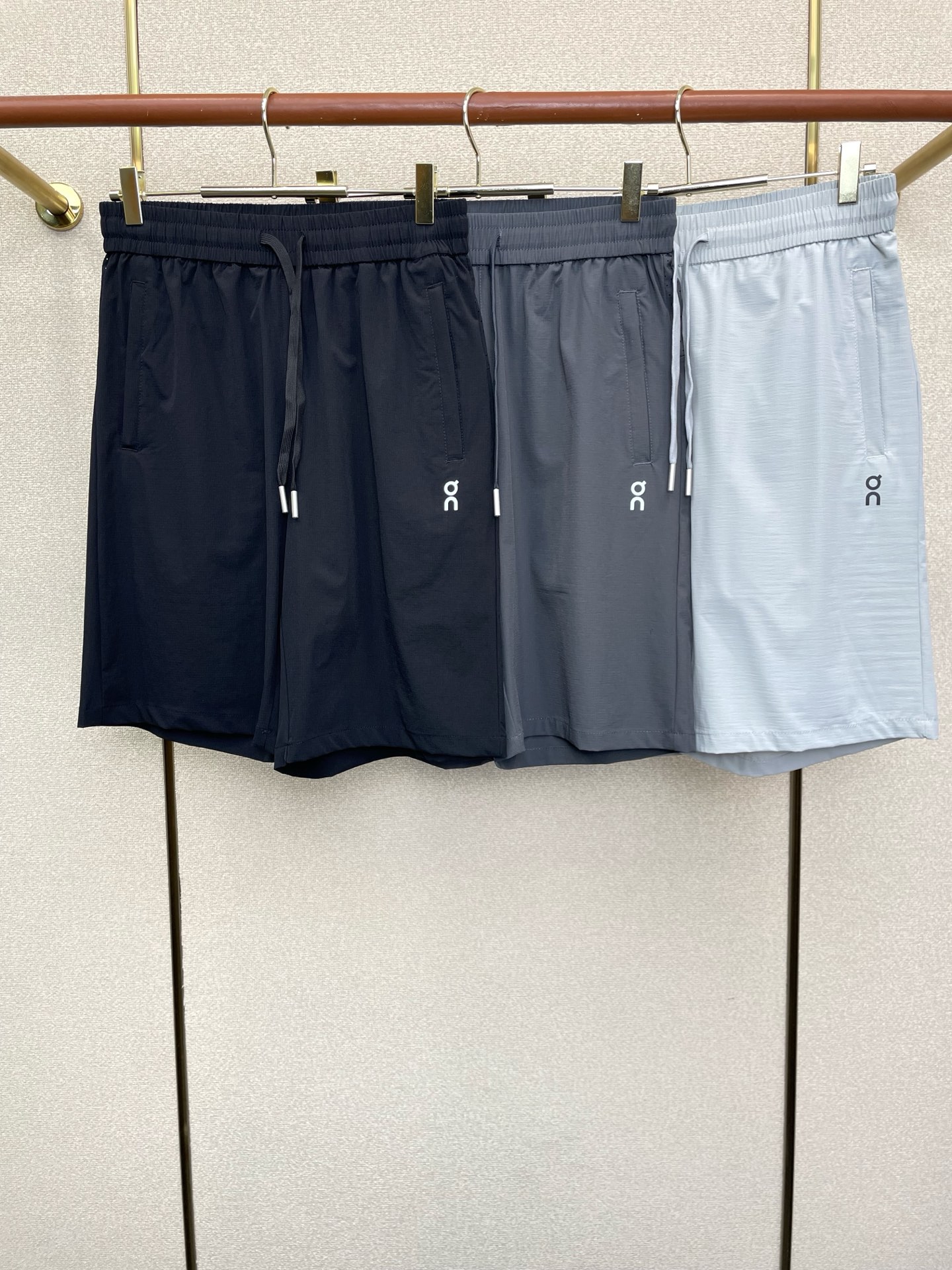 NO:916780,.On Running's new and original men's casual shorts that are sold at any time. High-end customization. High-end version. Fashionable and versatile imported fabrics. Super soft and delicate feel. Skin-friendly and comfortable to wear. High-end boutique. The upper body made by the OEM is very good. A must-have item for men. Three complete standards. Size M-4XL,,shorts,19860909.On Running昂跑砸锅卖铁都要上的新款新款原单男士休闲短裤 高端定制 高端版本 时尚百搭爆款进口面料 手感超柔软细腻 穿着亲肤舒适 高端精品 代工厂精细做上身非常赞 男士必备单品 三标齐全 码数M-4XL,,shorts,,Men's clothing