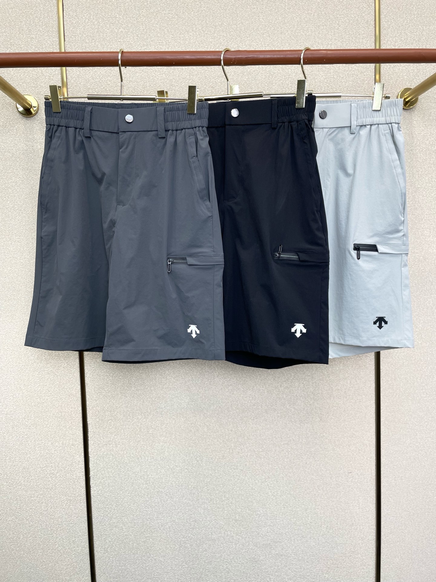 NO:916803,.DESCENTE is a must-have new model of original men's casual shorts. High-end customization. High-end version. Fashionable and versatile imported fabrics. Super soft and delicate feel. Skin-friendly and comfortable to wear. High-end boutique. The upper body is exquisitely made by the OEM. It is a must-have item for men. Three standards are complete. Size M-4XL,,shorts,19860909.DESCENTE迪桑特砸锅卖铁都要上的新款新款原单男士休闲短裤 高端定制 高端版本 时尚百搭爆款进口面料 手感超柔软细腻 穿着亲肤舒适 高端精品 代工厂精细做上身非常赞 男士必备单品 三标齐全 码数M-4XL,,shorts,,Men's clothing
