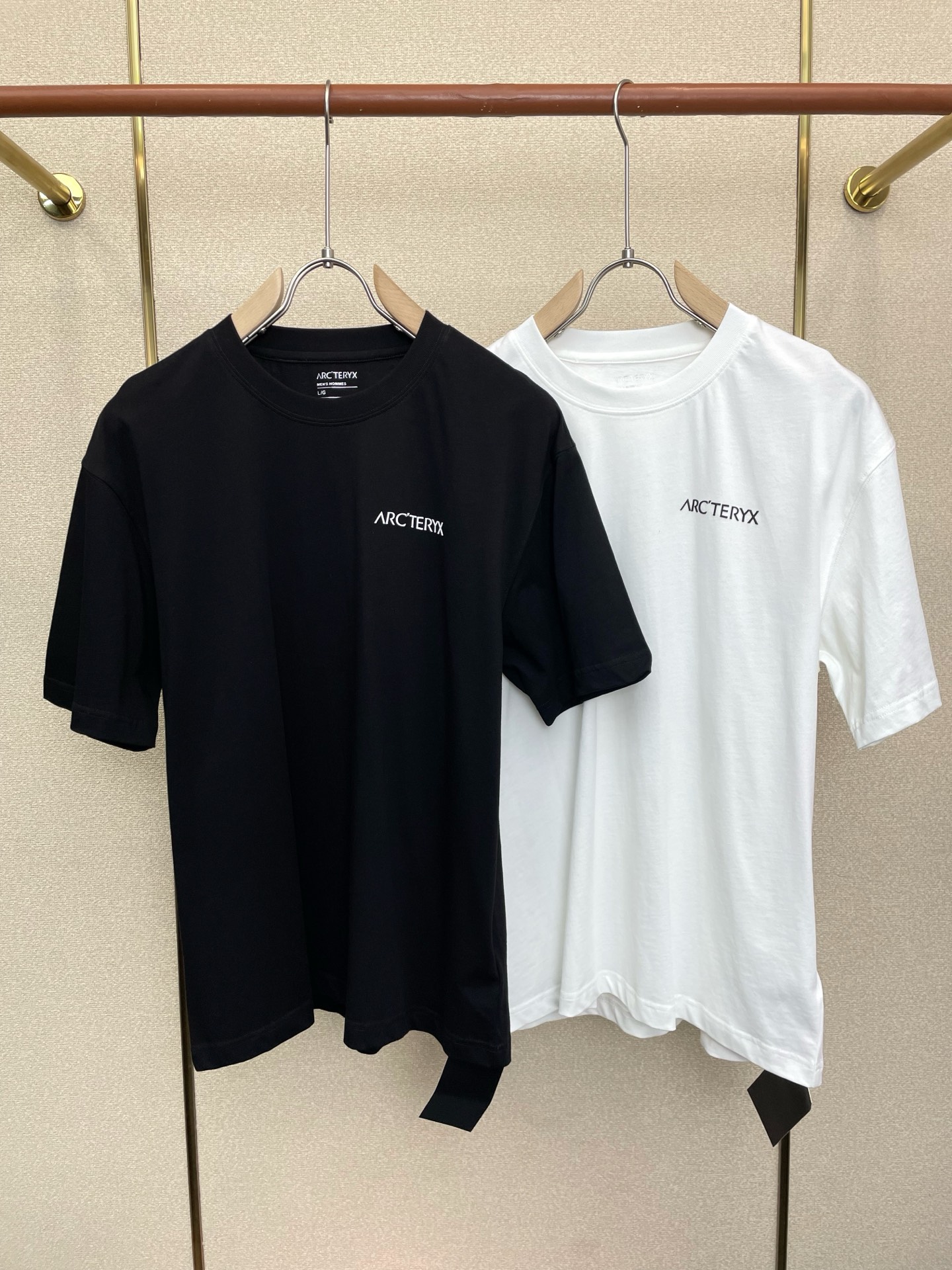 NO:916793,.Arc’teryx is a must-have new model. Original men’s casual short sleeves. High-end customization. High-end version. Fashionable and versatile imported fabrics. Super soft and delicate feel. Skin-friendly and comfortable to wear. High-end boutique. The upper body is exquisitely made by the OEM. A must-have item for men. Three complete standards. Size S-2XL, arc’teryx, T-shirt,19860909.Arc’teryx始祖鸟砸锅卖铁都要上的新款新款原单男士休闲短袖 高端定制 高端版本 时尚百搭爆款进口面料 手感超柔软细腻 穿着亲肤舒适 高端精品 代工厂精细做上身非常赞 男士必备单品 三标齐全 码数S-2XL,arc'teryx,T-shirt,,Men's clothing