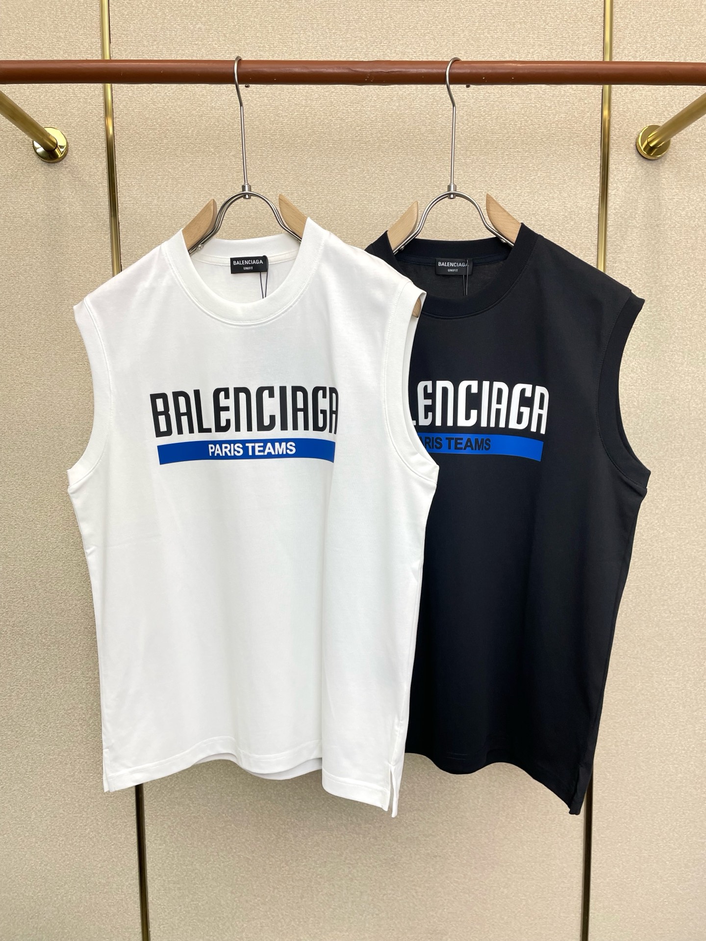 NO:916796,.Balenciaga's new and original men's casual short-sleeves are sold all over the world. High-end customization. High-end version. Fashionable and versatile imported fabrics. Super soft and delicate feel. Skin-friendly and comfortable to wear. High-end boutique. The upper body is finely made by the factory. It is a must-have item for men. Three standards are complete. Size S-2XL,,balenciaga,balenciaga,T-shirt,19860909.Balenciaga巴黎世家砸锅卖铁都要上的新款新款原单男士休闲短袖 高端定制 高端版本 时尚百搭爆款进口面料 手感超柔软细腻 穿着亲肤舒适 高端精品 代工厂精细做上身非常赞 男士必备单品 三标齐全 码数S-2XL,,balenciaga,balenciaga,T-shirt,,Men's clothing