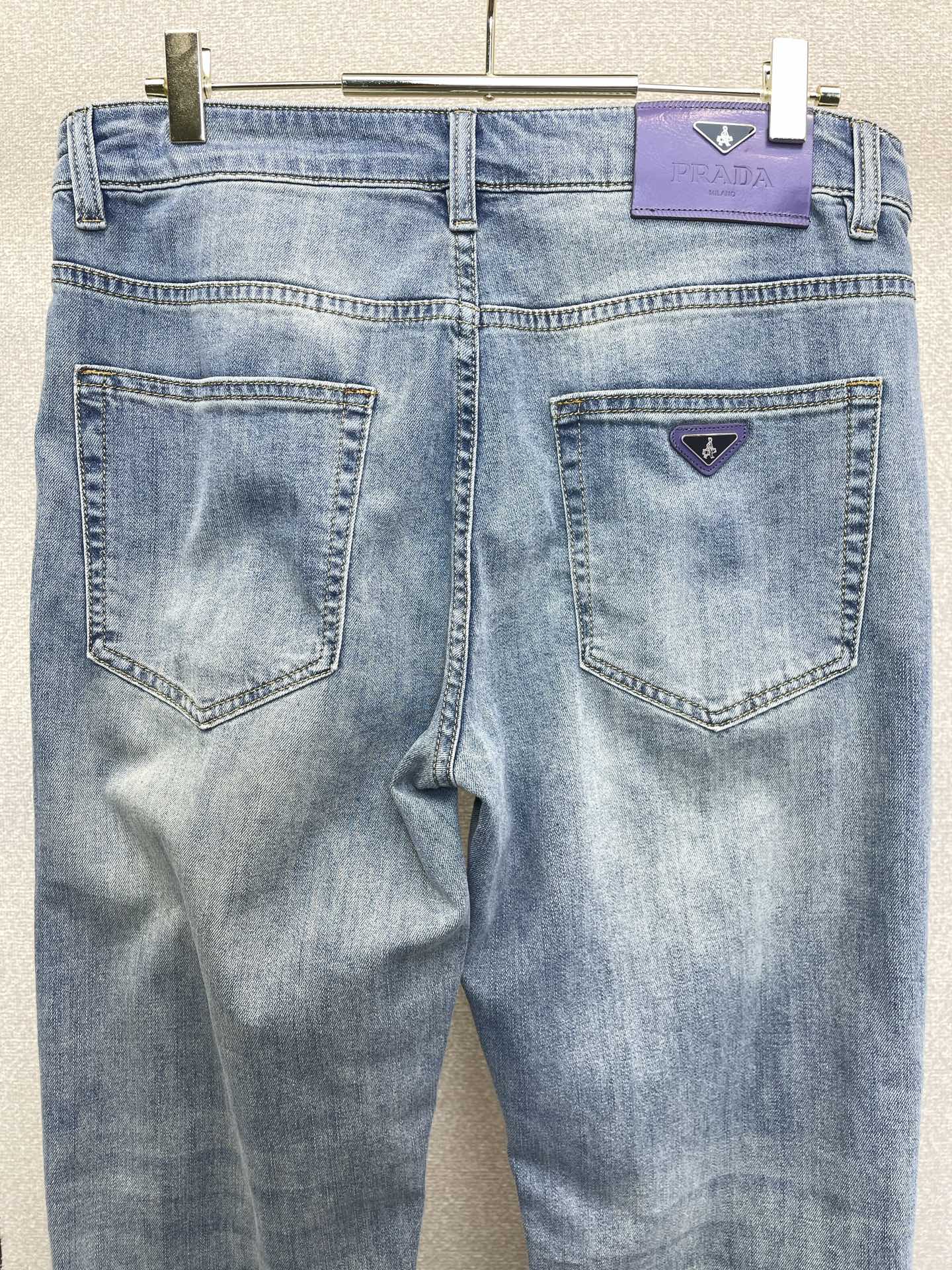 Prada普拉达💥砸锅卖铁都要上的新款新款牛仔裤👖高端版本 专柜定制面料 透气舒适度高，细节无可挑剔，品