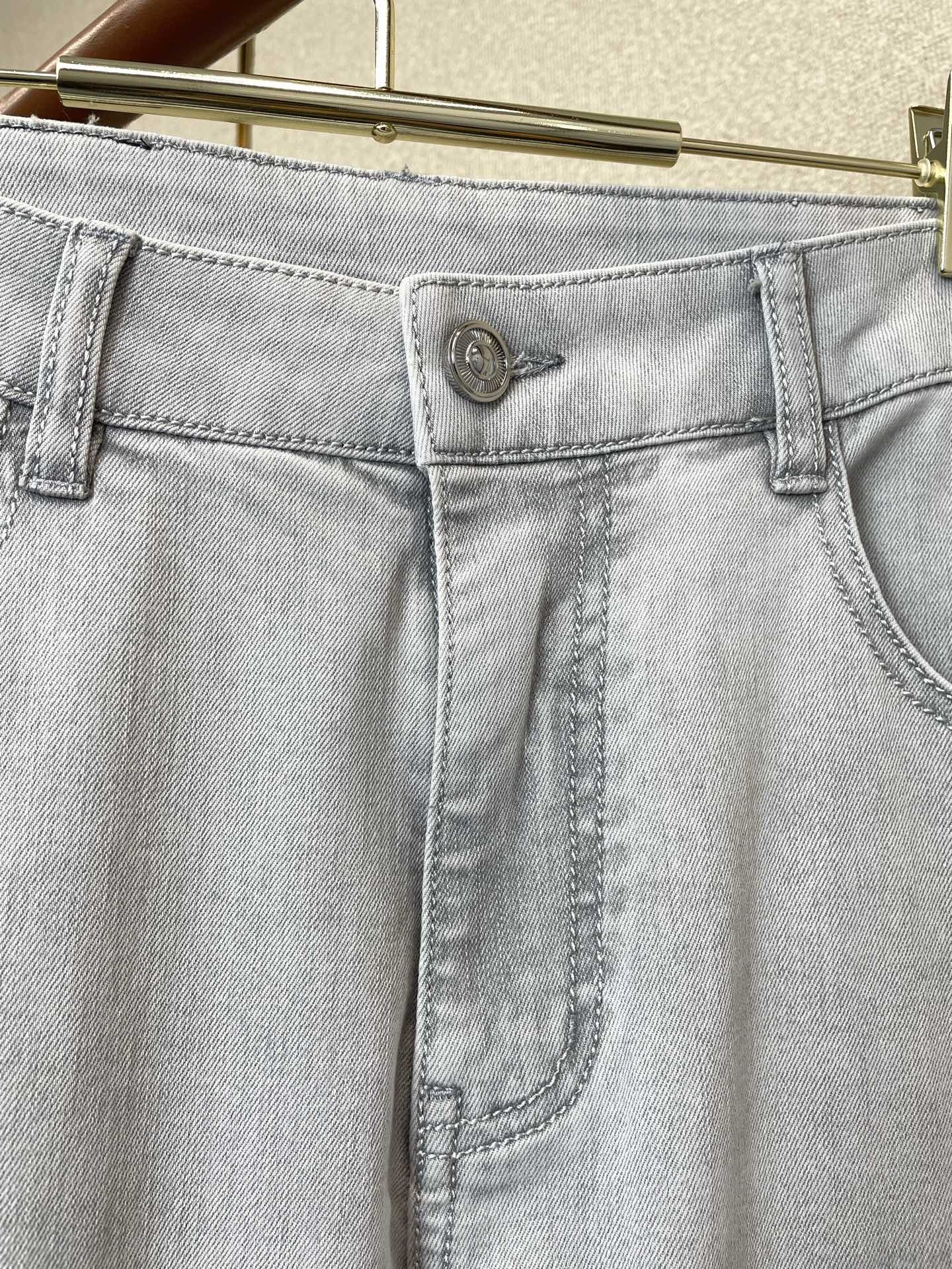 。Dior迪奥💥砸锅卖铁都要上的新款新款牛仔裤👖高端版本 专柜定制面料 透气舒适度高，细节无可挑剔，品牌