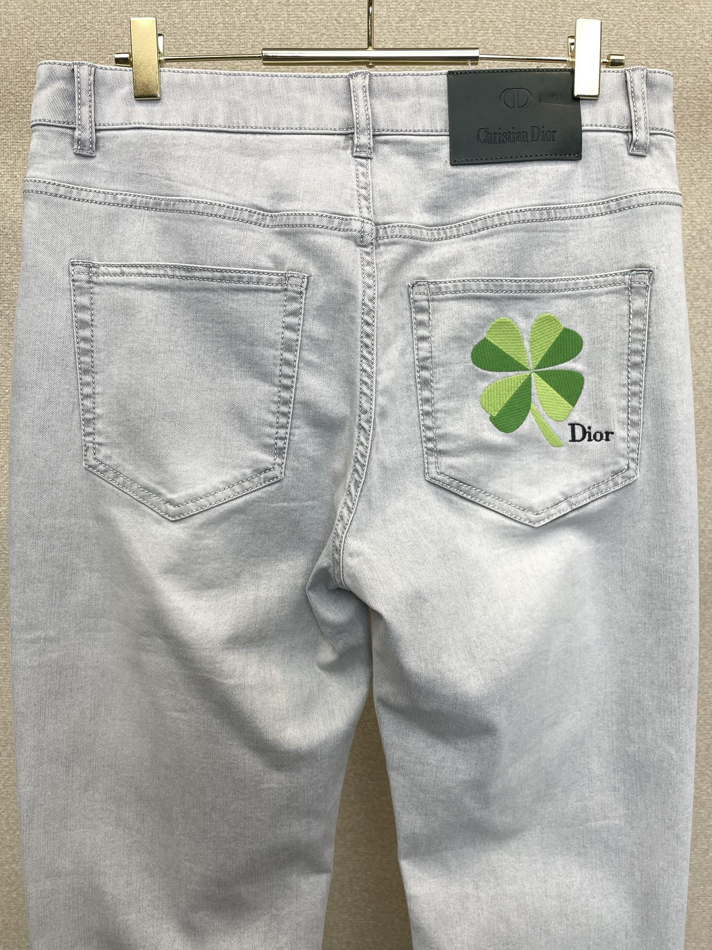。Dior迪奥💥砸锅卖铁都要上的新款新款牛仔裤👖高端版本 专柜定制面料 透气舒适度高，细节无可挑剔，品牌