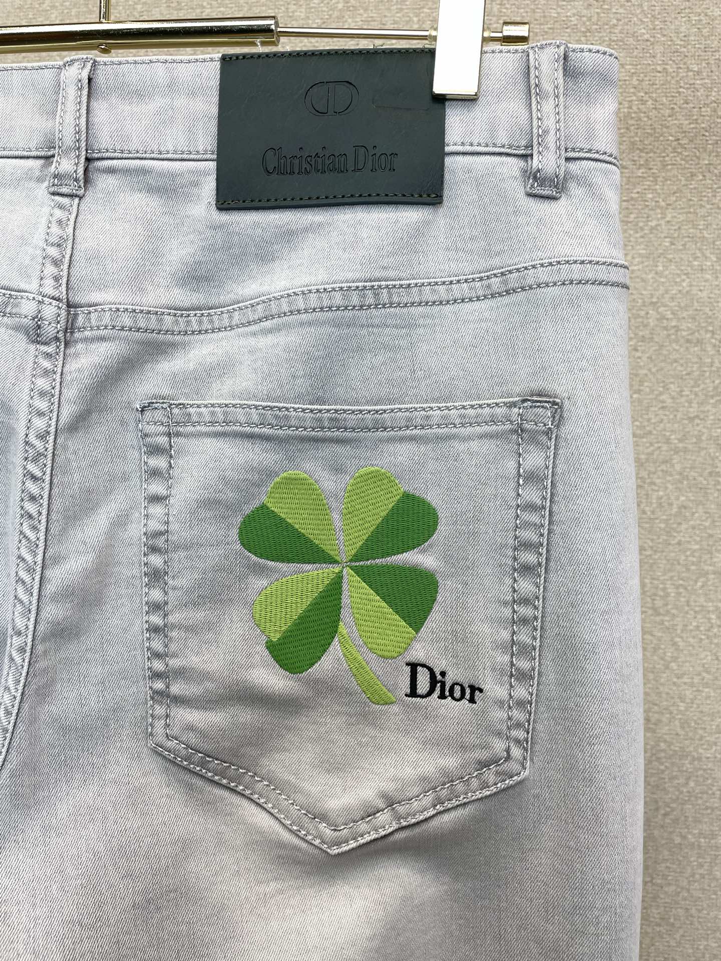 。Dior迪奥💥砸锅卖铁都要上的新款新款牛仔裤👖高端版本 专柜定制面料 透气舒适度高，细节无可挑剔，品牌