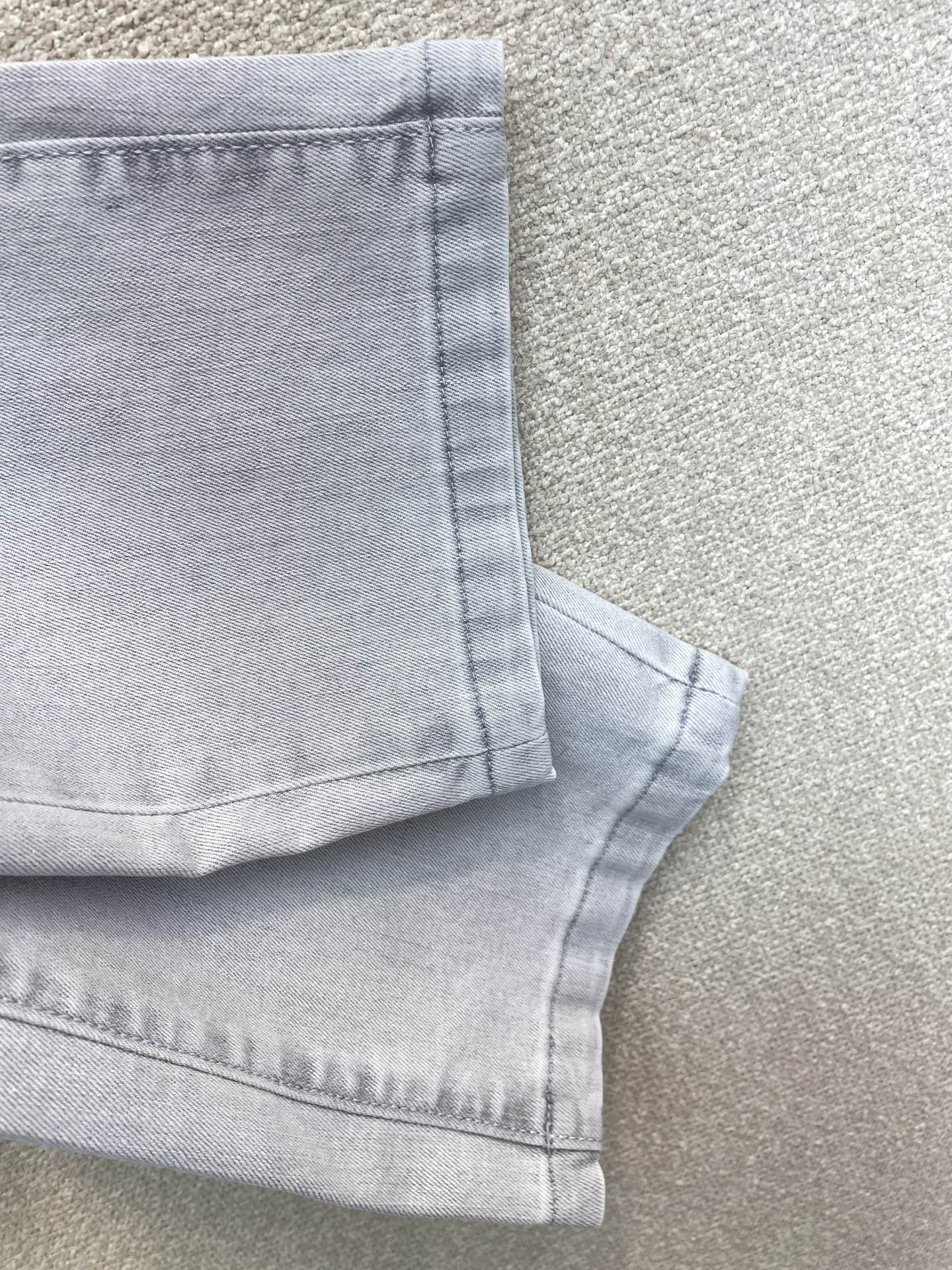 。Dior迪奥💥砸锅卖铁都要上的新款新款牛仔裤👖高端版本 专柜定制面料 透气舒适度高，细节无可挑剔，品牌