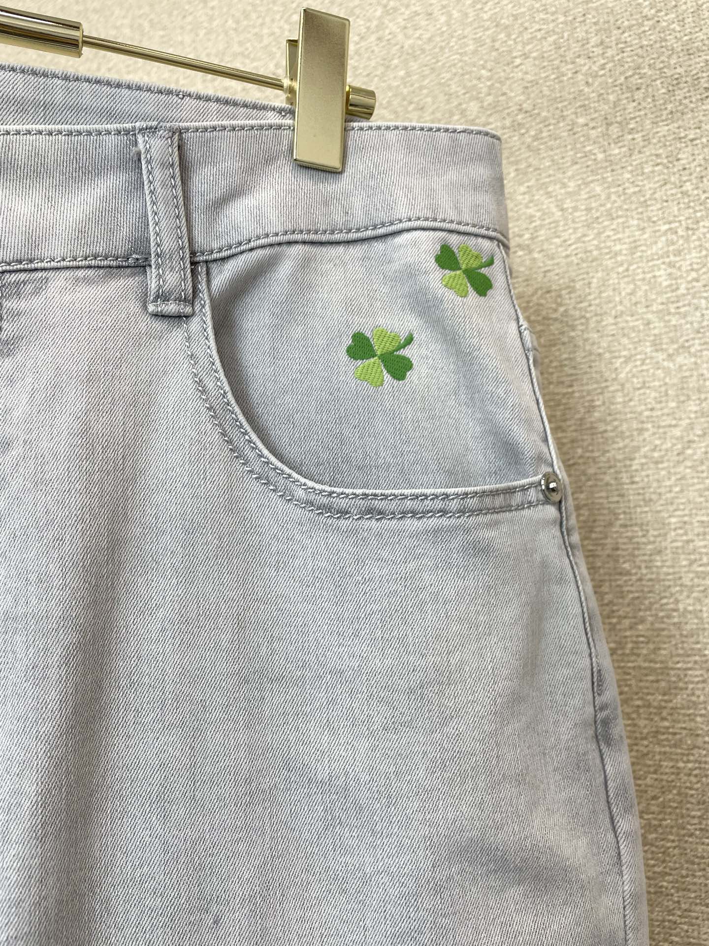 。Dior迪奥💥砸锅卖铁都要上的新款新款牛仔裤👖高端版本 专柜定制面料 透气舒适度高，细节无可挑剔，品牌