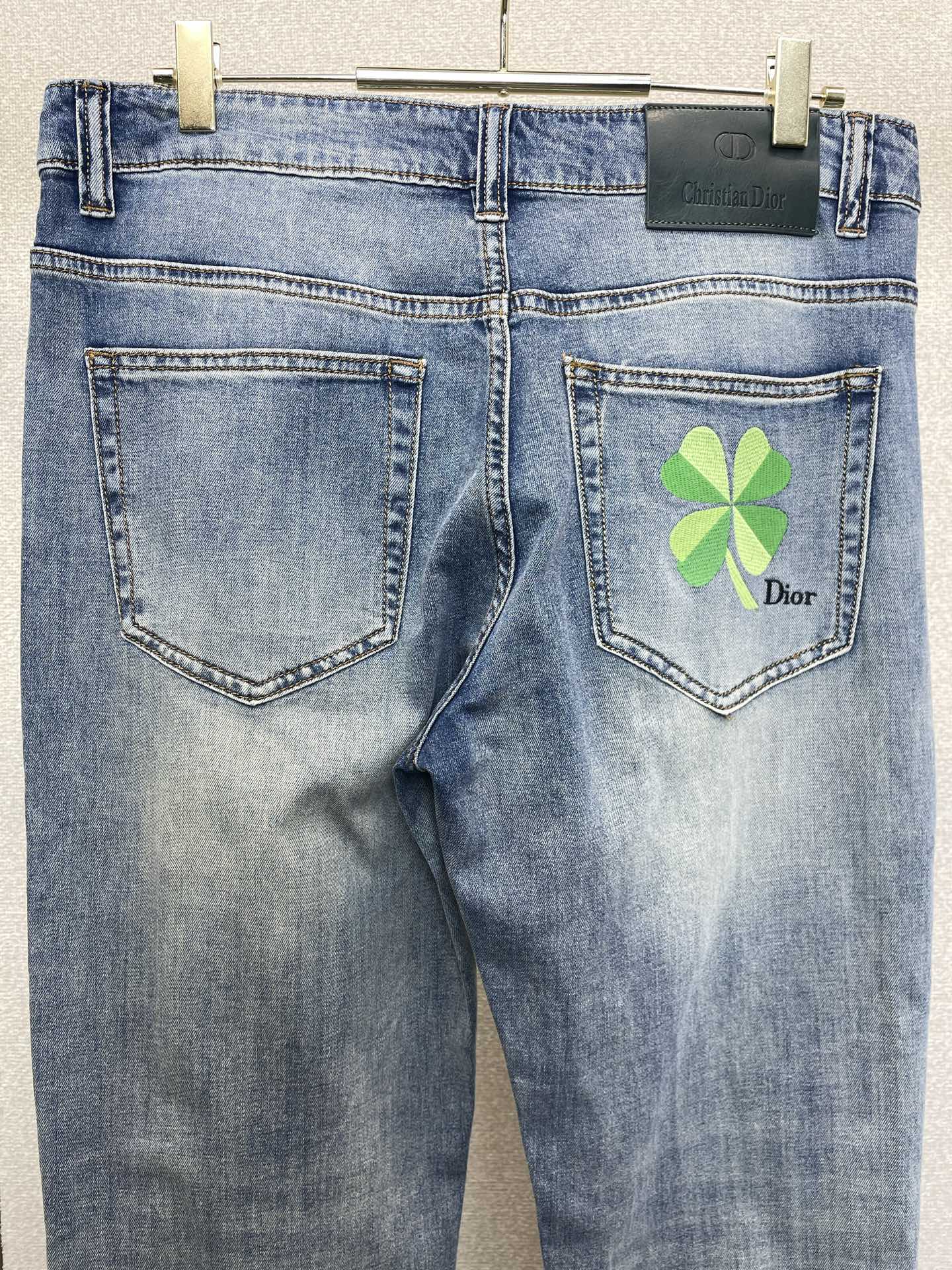 。Dior迪奥💥砸锅卖铁都要上的新款新款牛仔裤👖高端版本 专柜定制面料 透气舒适度高，细节无可挑剔，品牌