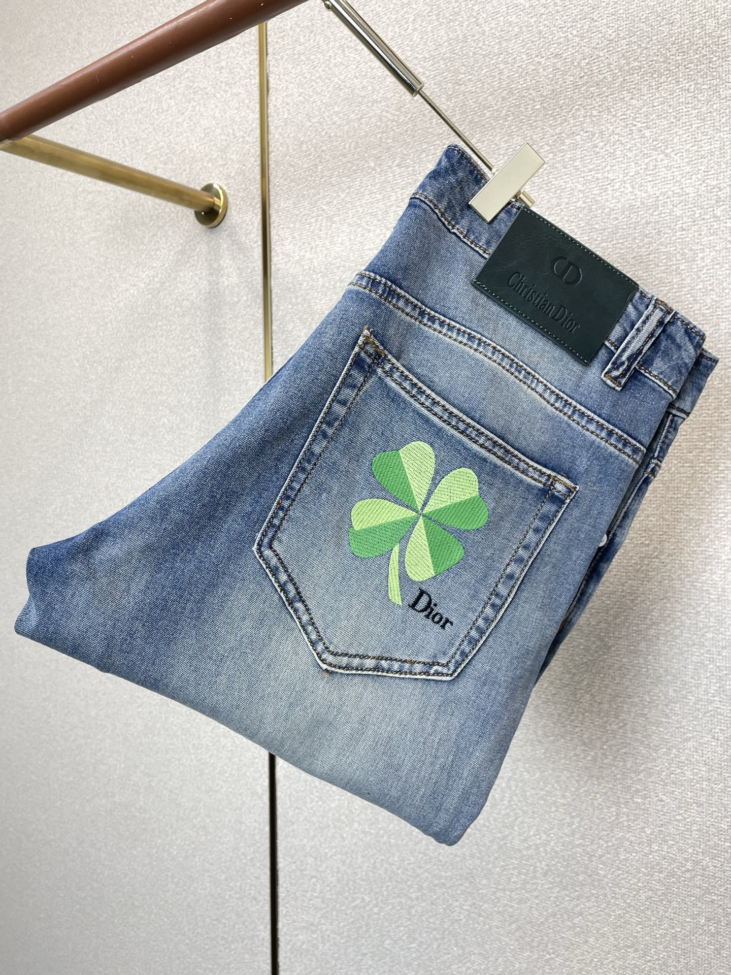 。Dior迪奥💥砸锅卖铁都要上的新款新款牛仔裤👖高端版本 专柜定制面料 透气舒适度高，细节无可挑剔，品牌
