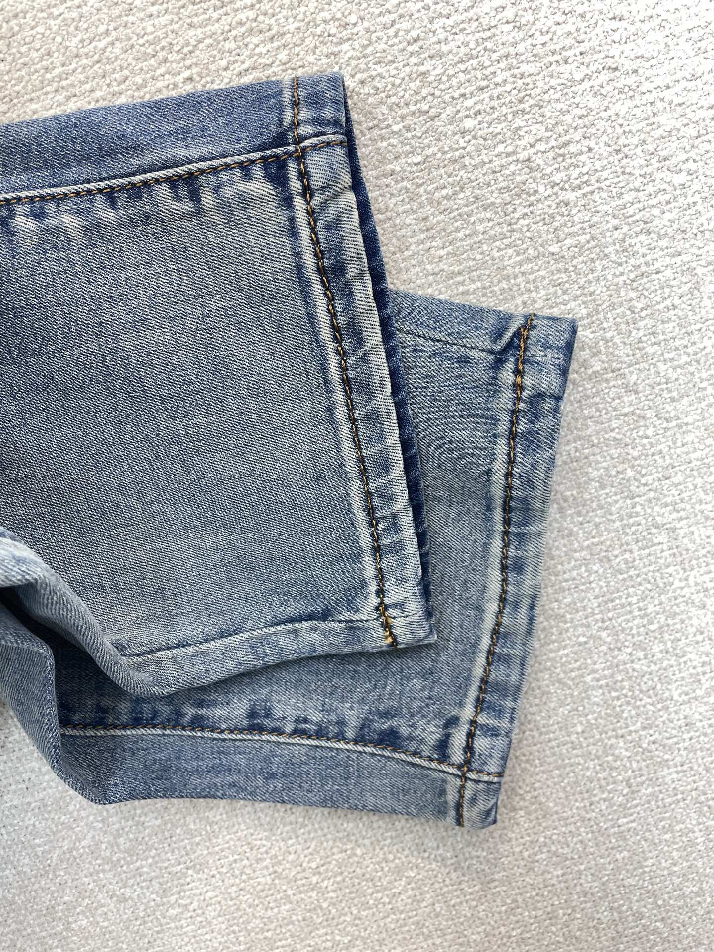 。Dior迪奥💥砸锅卖铁都要上的新款新款牛仔裤👖高端版本 专柜定制面料 透气舒适度高，细节无可挑剔，品牌