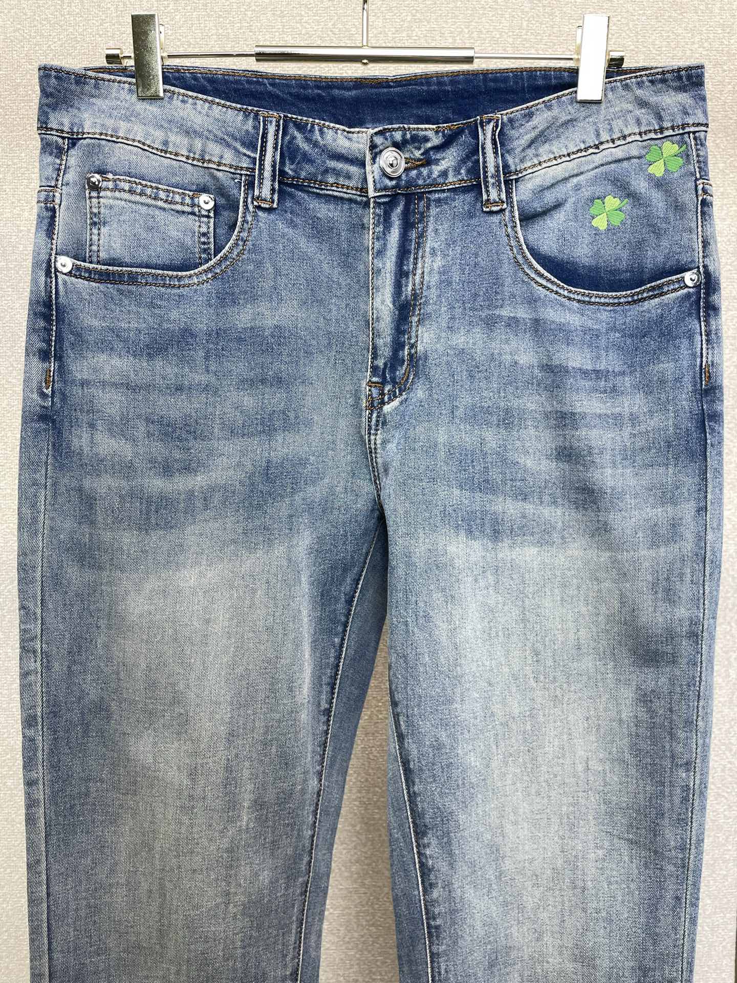 。Dior迪奥💥砸锅卖铁都要上的新款新款牛仔裤👖高端版本 专柜定制面料 透气舒适度高，细节无可挑剔，品牌