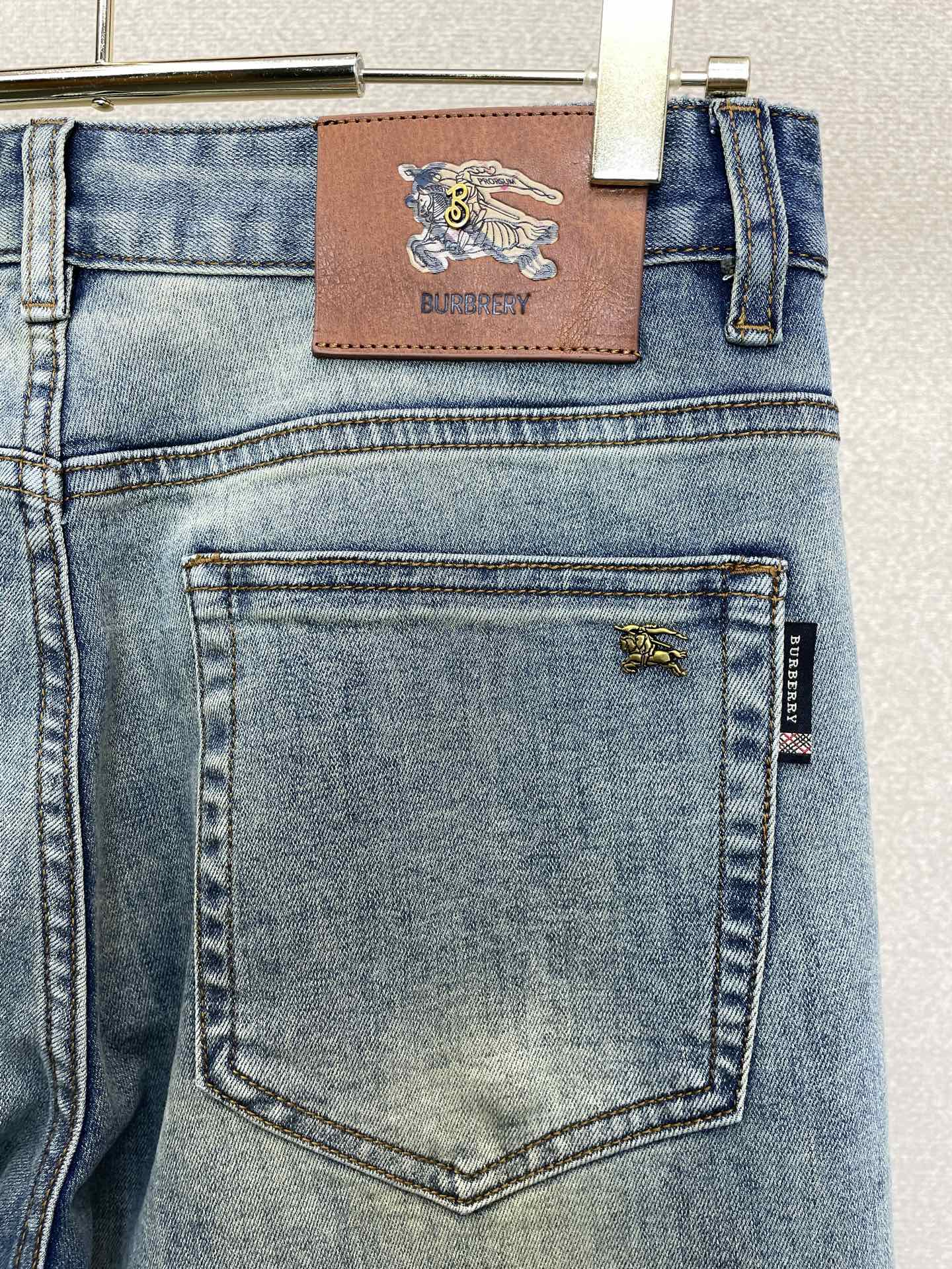 。Burberry巴宝莉💥砸锅卖铁都要上的新款新款牛仔裤👖高端版本 专柜定制面料 透气舒适度高，细节无可