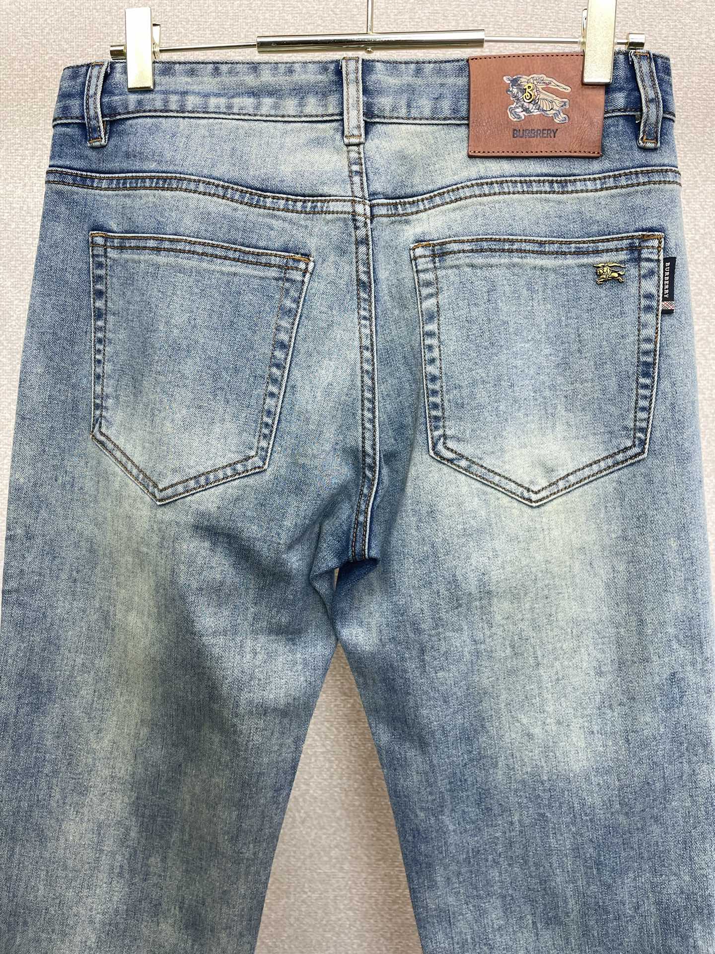 。Burberry巴宝莉💥砸锅卖铁都要上的新款新款牛仔裤👖高端版本 专柜定制面料 透气舒适度高，细节无可