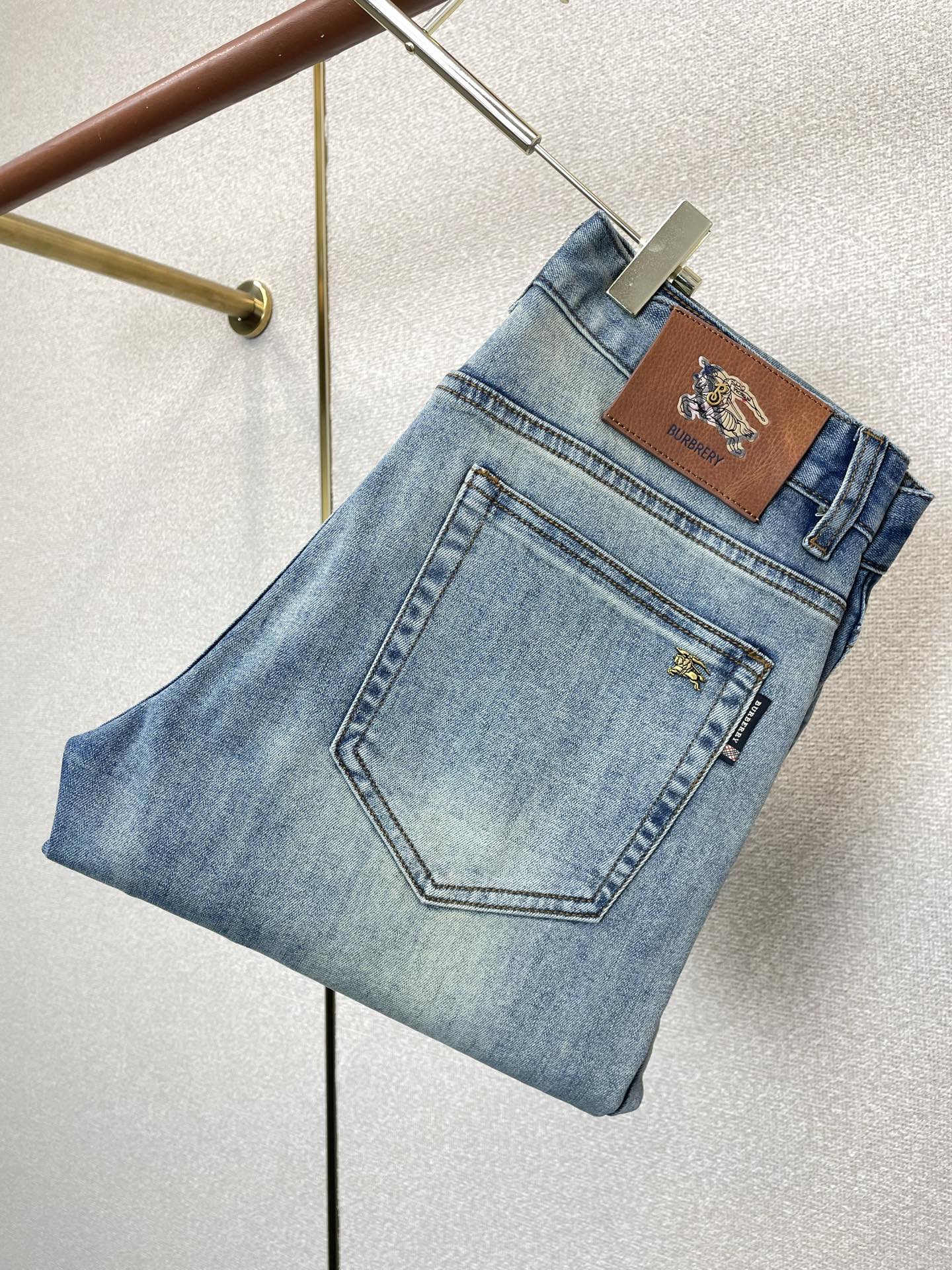 。Burberry巴宝莉💥砸锅卖铁都要上的新款新款牛仔裤👖高端版本 专柜定制面料 透气舒适度高，细节无可