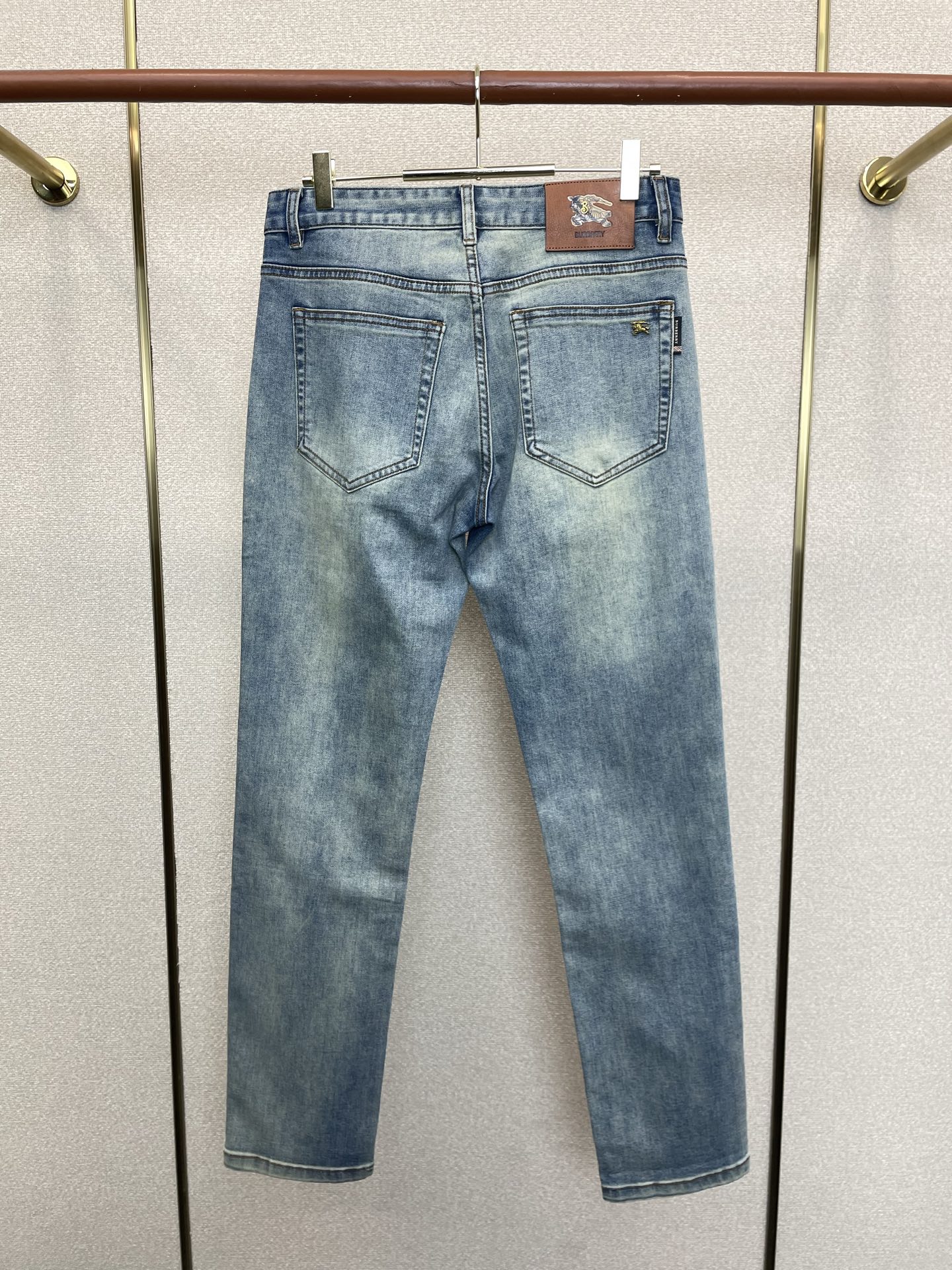 。Burberry巴宝莉💥砸锅卖铁都要上的新款新款牛仔裤👖高端版本 专柜定制面料 透气舒适度高，细节无可