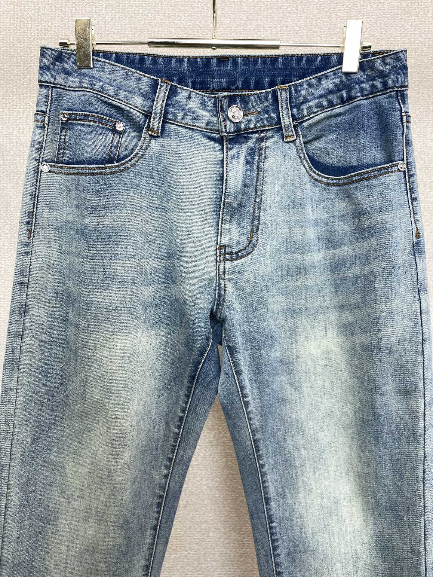 。Burberry巴宝莉💥砸锅卖铁都要上的新款新款牛仔裤👖高端版本 专柜定制面料 透气舒适度高，细节无可