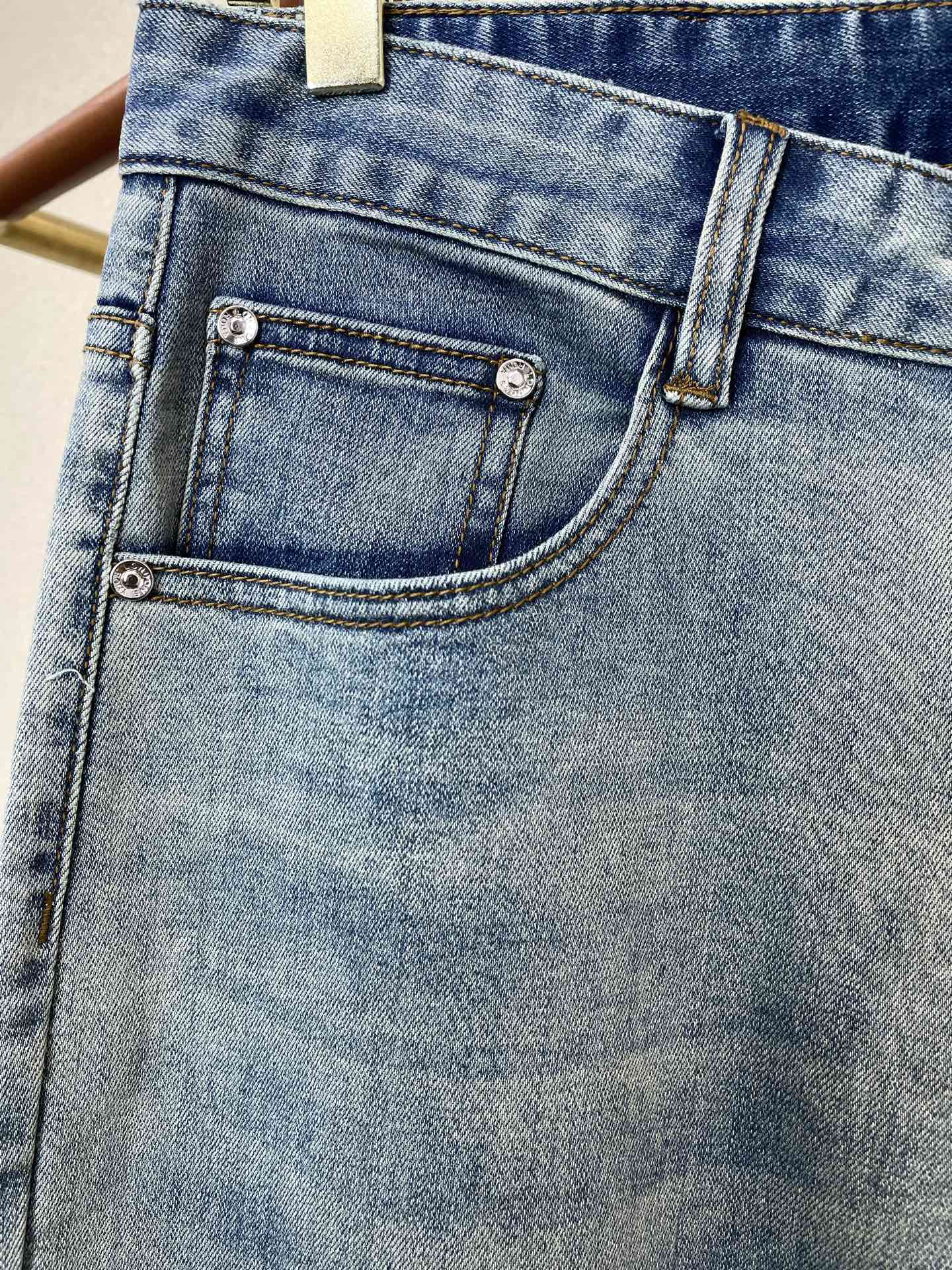 。Burberry巴宝莉💥砸锅卖铁都要上的新款新款牛仔裤👖高端版本 专柜定制面料 透气舒适度高，细节无可
