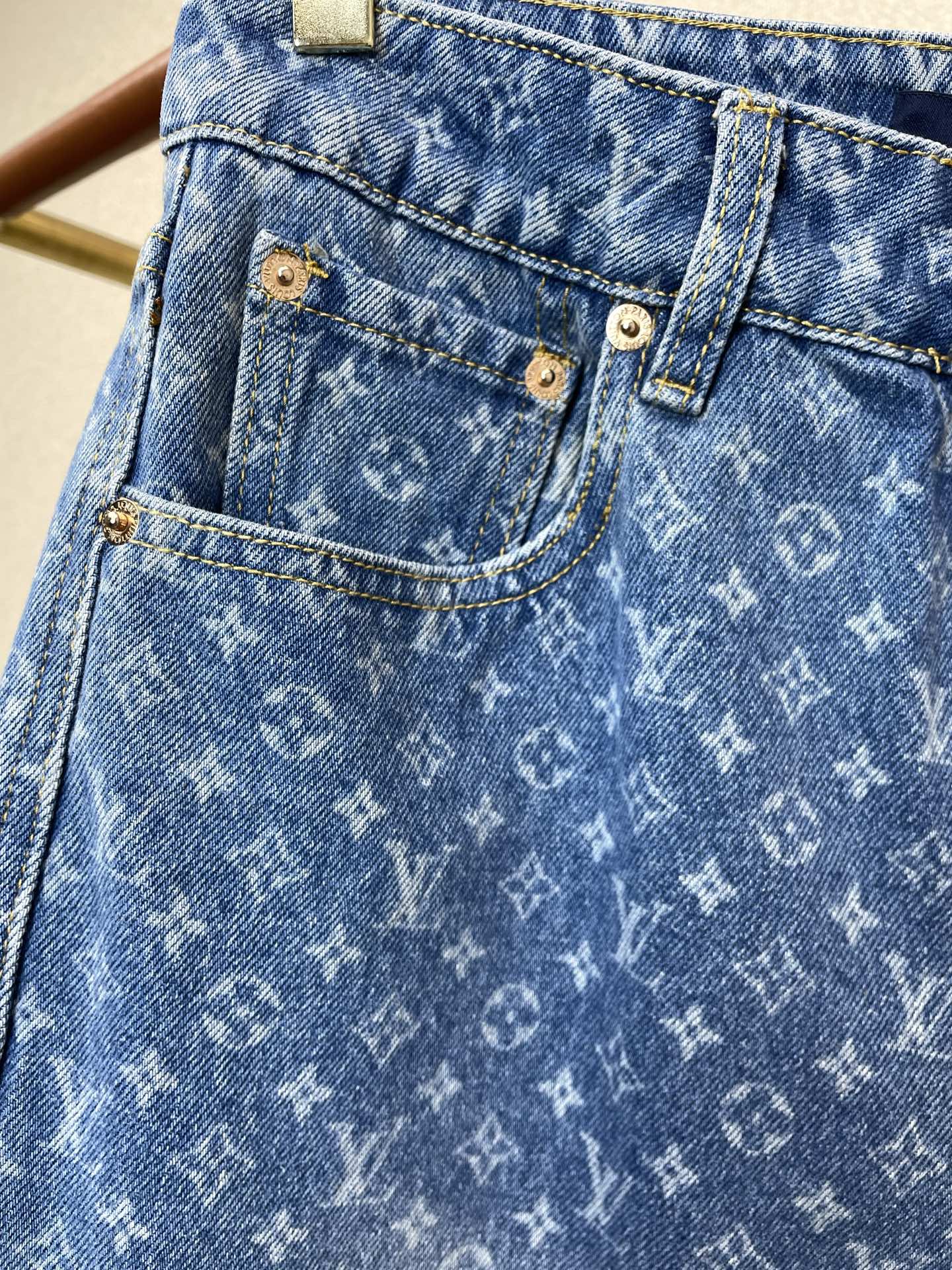 Louis Vuitton路易威登👚砸锅卖铁都要上的新款👚新款女装休闲牛仔裤👖高端版本！独特设计 专柜定