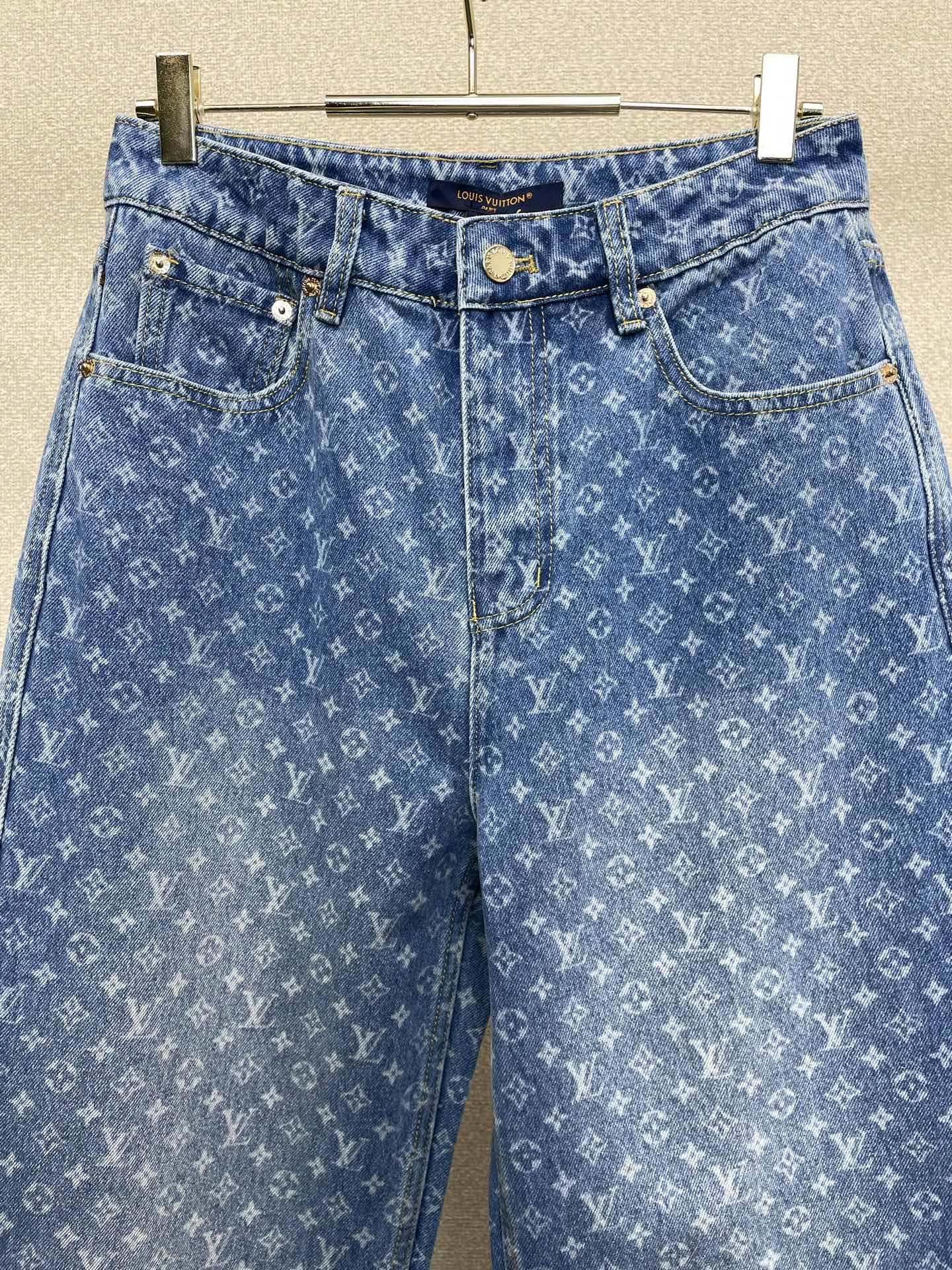 Louis Vuitton路易威登👚砸锅卖铁都要上的新款👚新款女装休闲牛仔裤👖高端版本！独特设计 专柜定