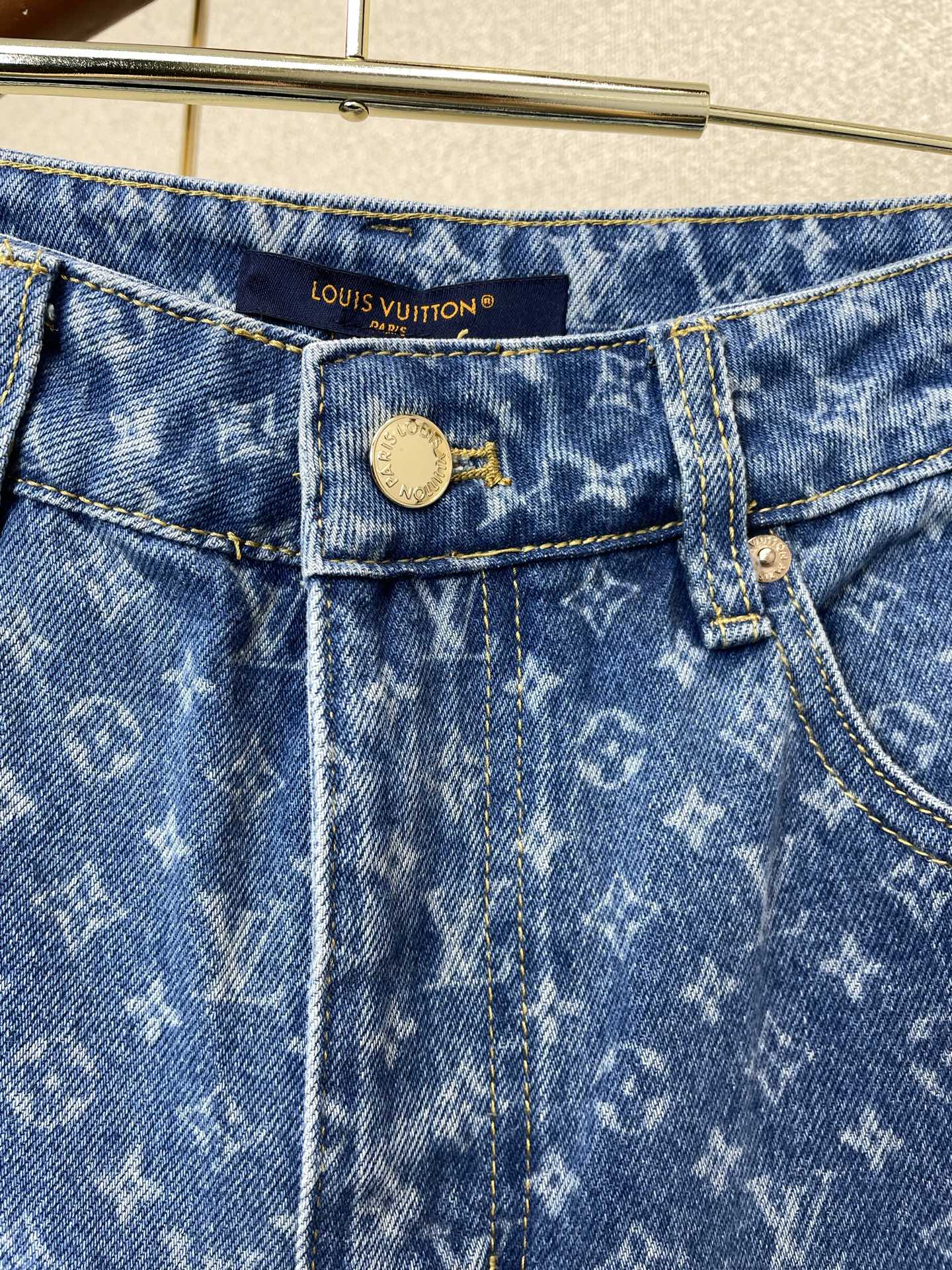 Louis Vuitton路易威登👚砸锅卖铁都要上的新款👚新款女装休闲牛仔裤👖高端版本！独特设计 专柜定