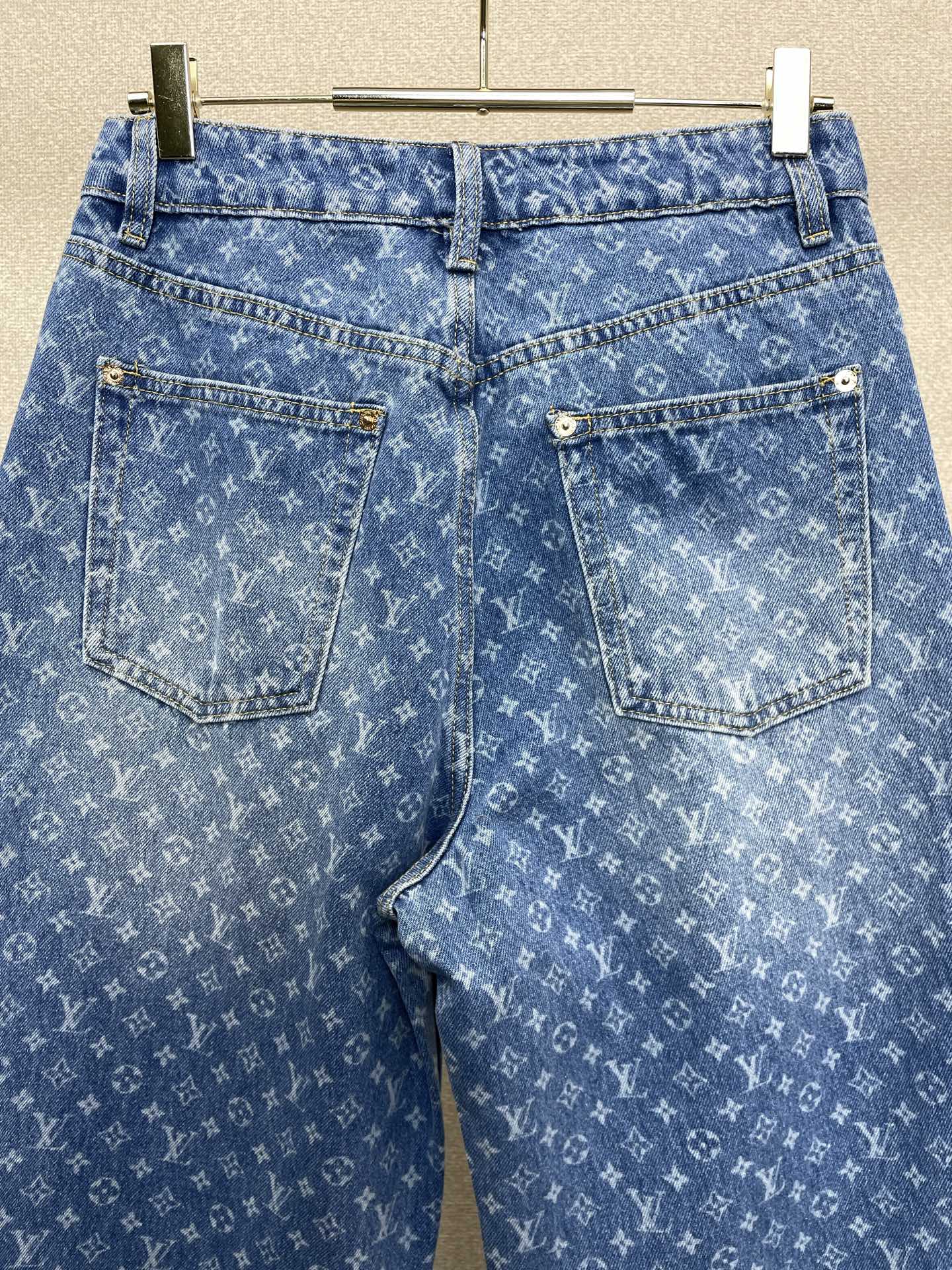 Louis Vuitton路易威登👚砸锅卖铁都要上的新款👚新款女装休闲牛仔裤👖高端版本！独特设计 专柜定