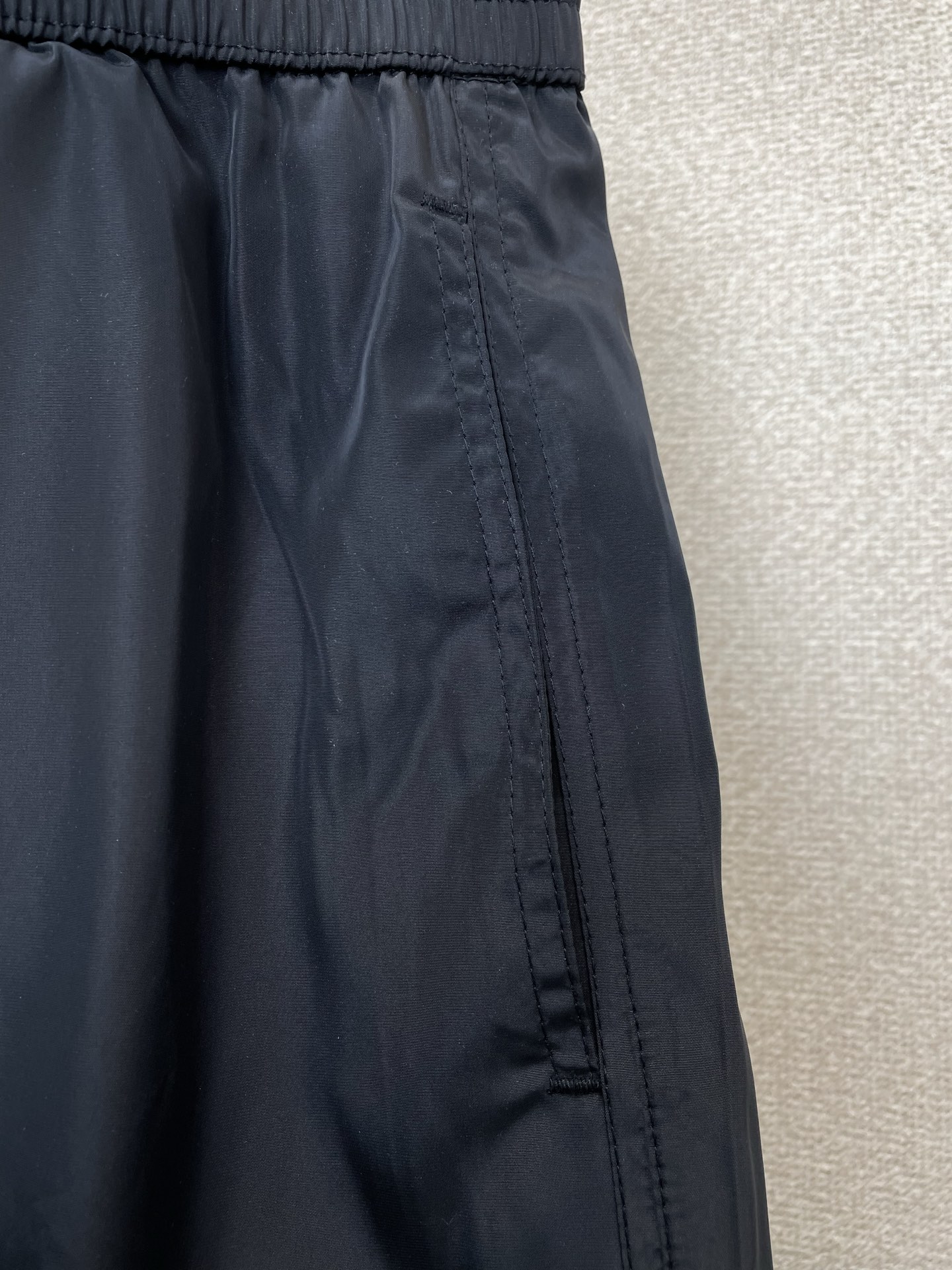 。Moncler蒙口💥砸锅卖铁都要上的新款新款休闲短裤🩳高端版本 专柜定制面料 透气舒适度高，细节无可挑