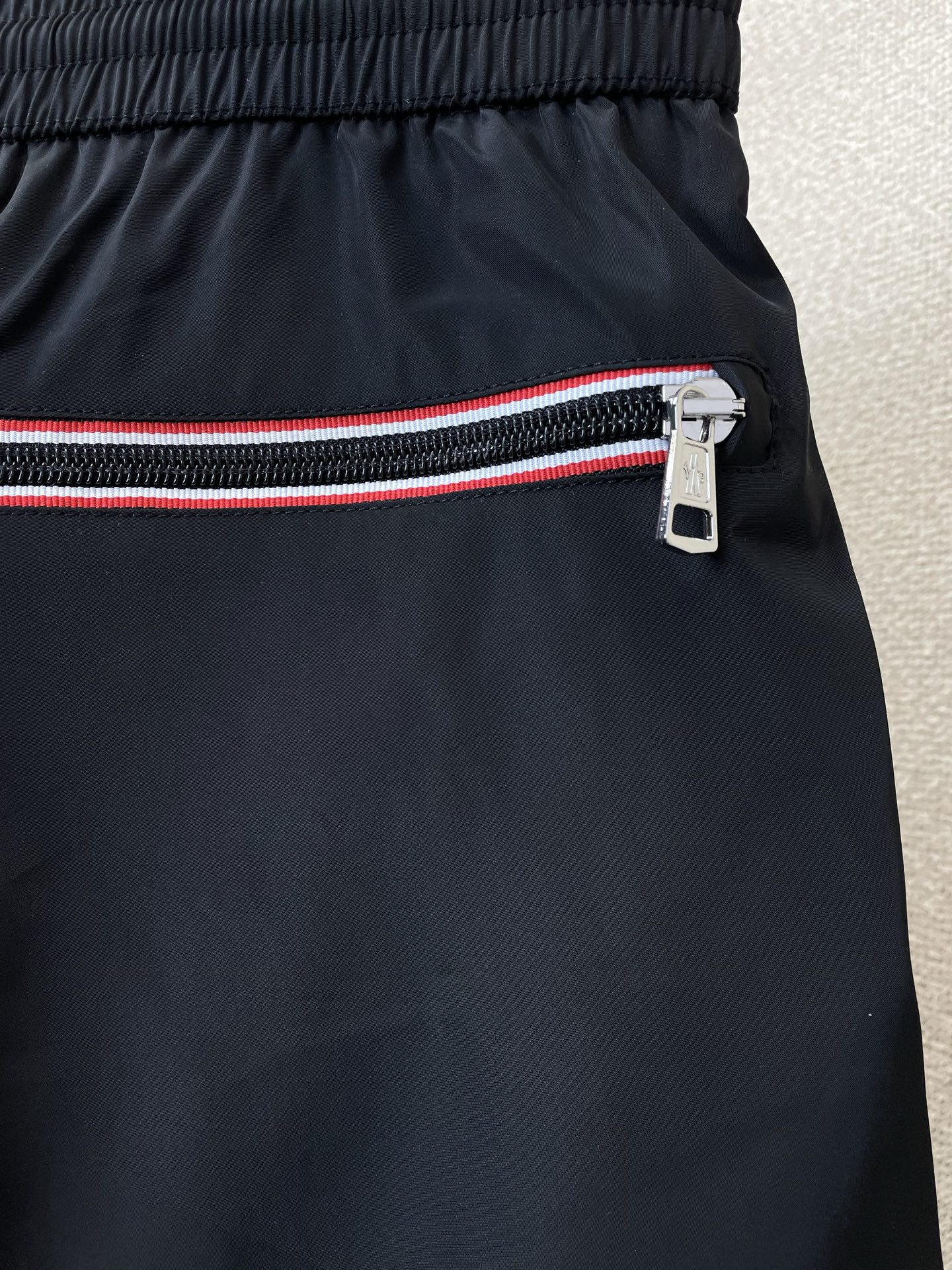 。Moncler蒙口💥砸锅卖铁都要上的新款新款休闲短裤🩳高端版本 专柜定制面料 透气舒适度高，细节无可挑