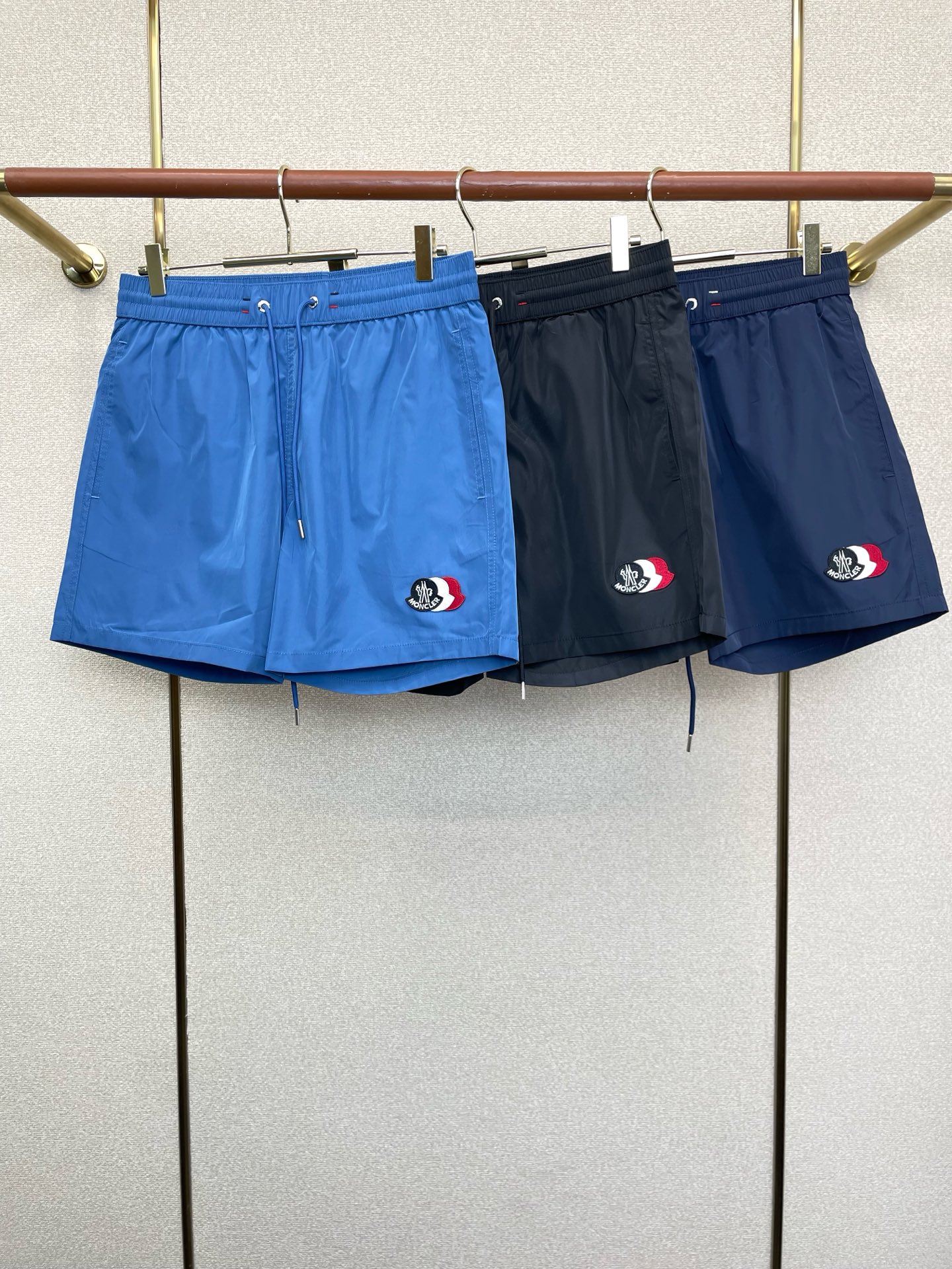 。Moncler蒙口💥砸锅卖铁都要上的新款新款休闲短裤🩳高端版本 专柜定制面料 透气舒适度高，细节无可挑