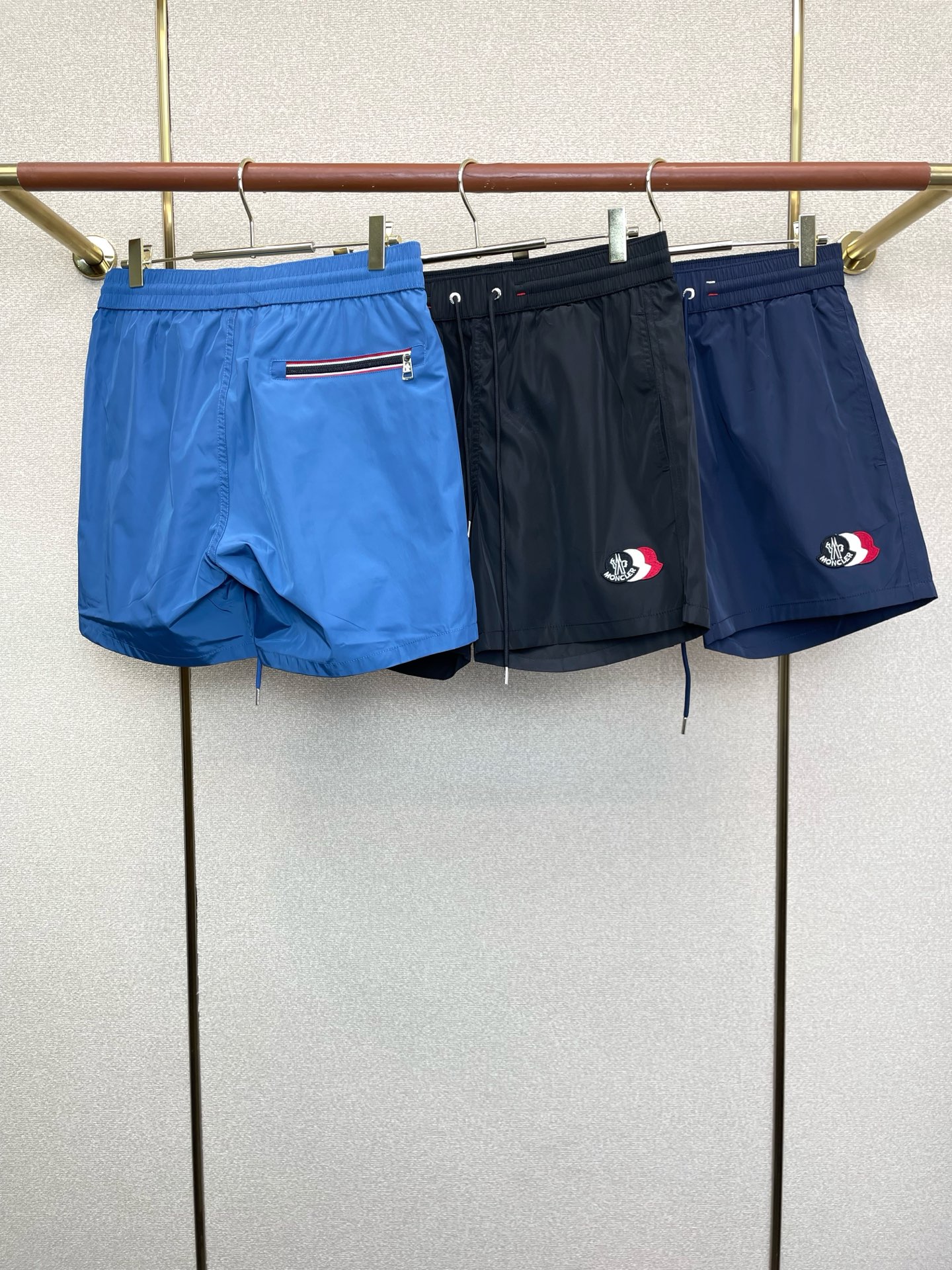 。Moncler蒙口💥砸锅卖铁都要上的新款新款休闲短裤🩳高端版本 专柜定制面料 透气舒适度高，细节无可挑