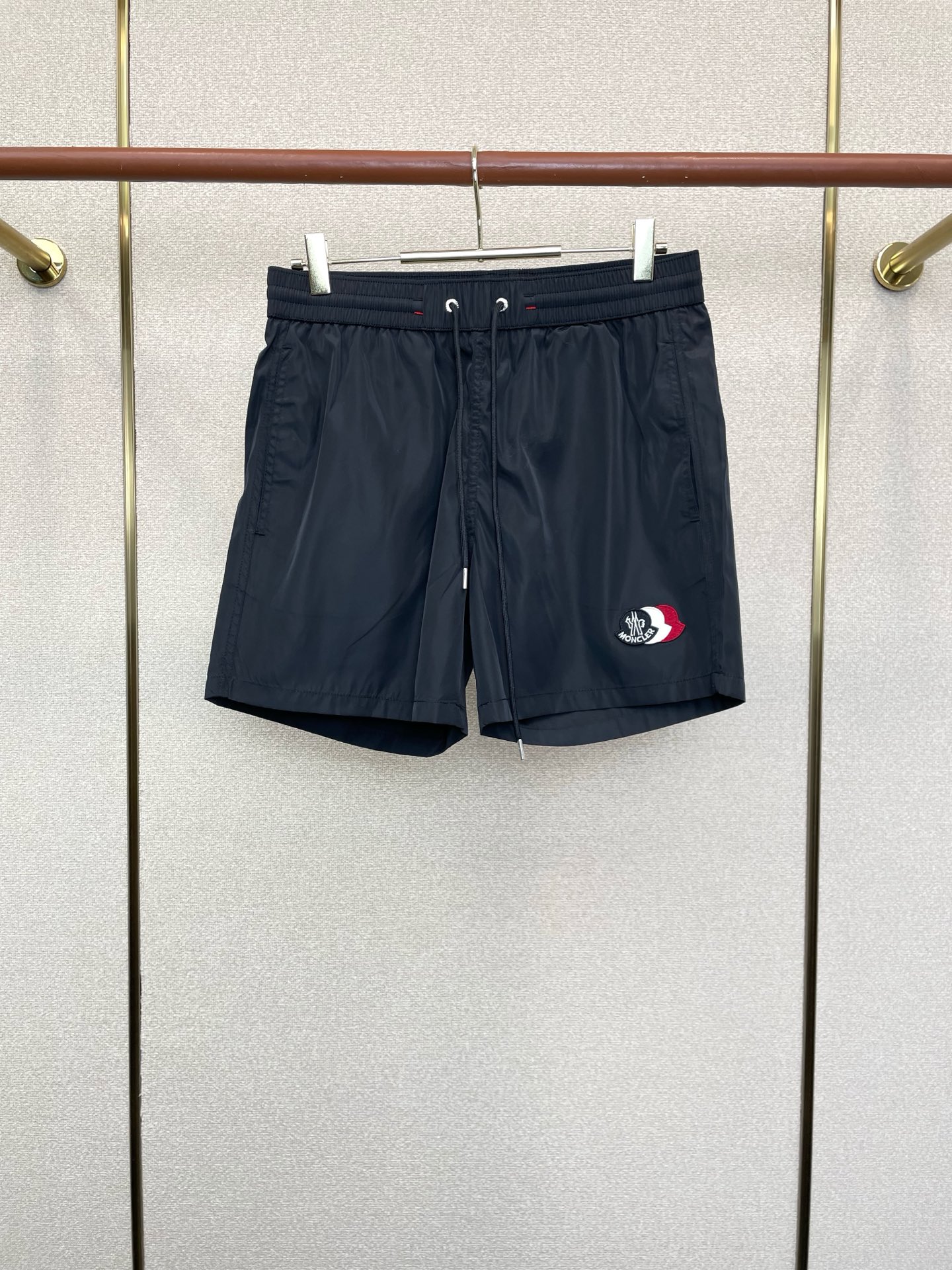 。Moncler蒙口💥砸锅卖铁都要上的新款新款休闲短裤🩳高端版本 专柜定制面料 透气舒适度高，细节无可挑