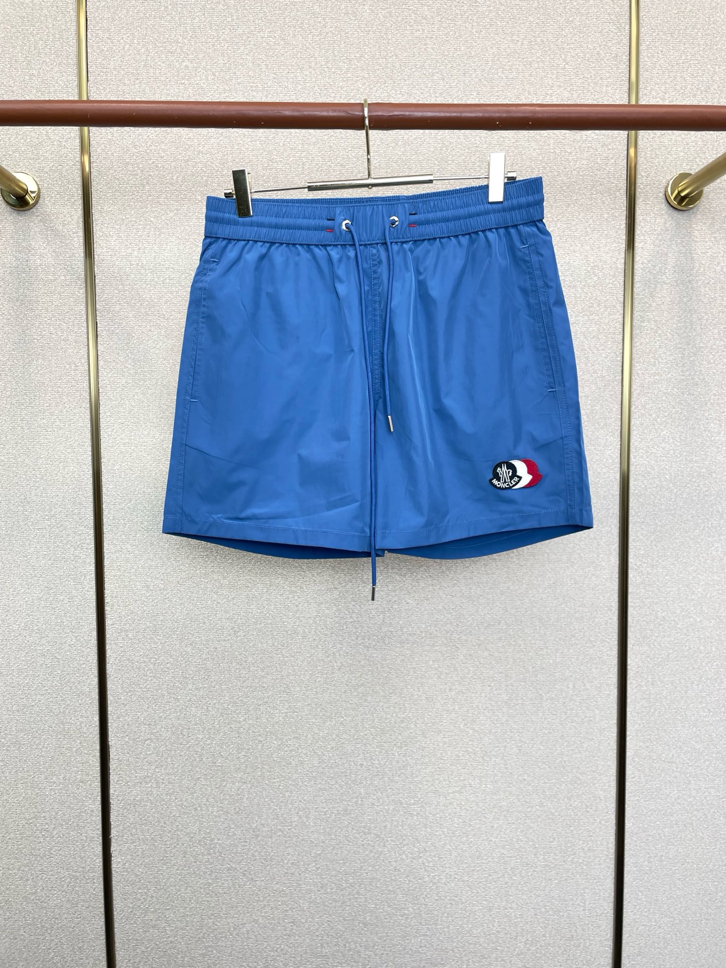 。Moncler蒙口💥砸锅卖铁都要上的新款新款休闲短裤🩳高端版本 专柜定制面料 透气舒适度高，细节无可挑