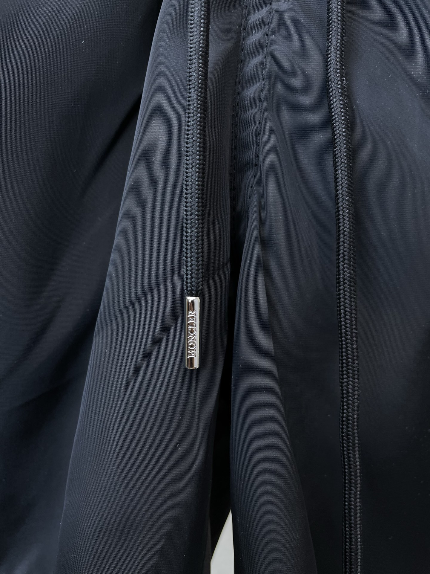 。Moncler蒙口💥砸锅卖铁都要上的新款新款休闲短裤🩳高端版本 专柜定制面料 透气舒适度高，细节无可挑
