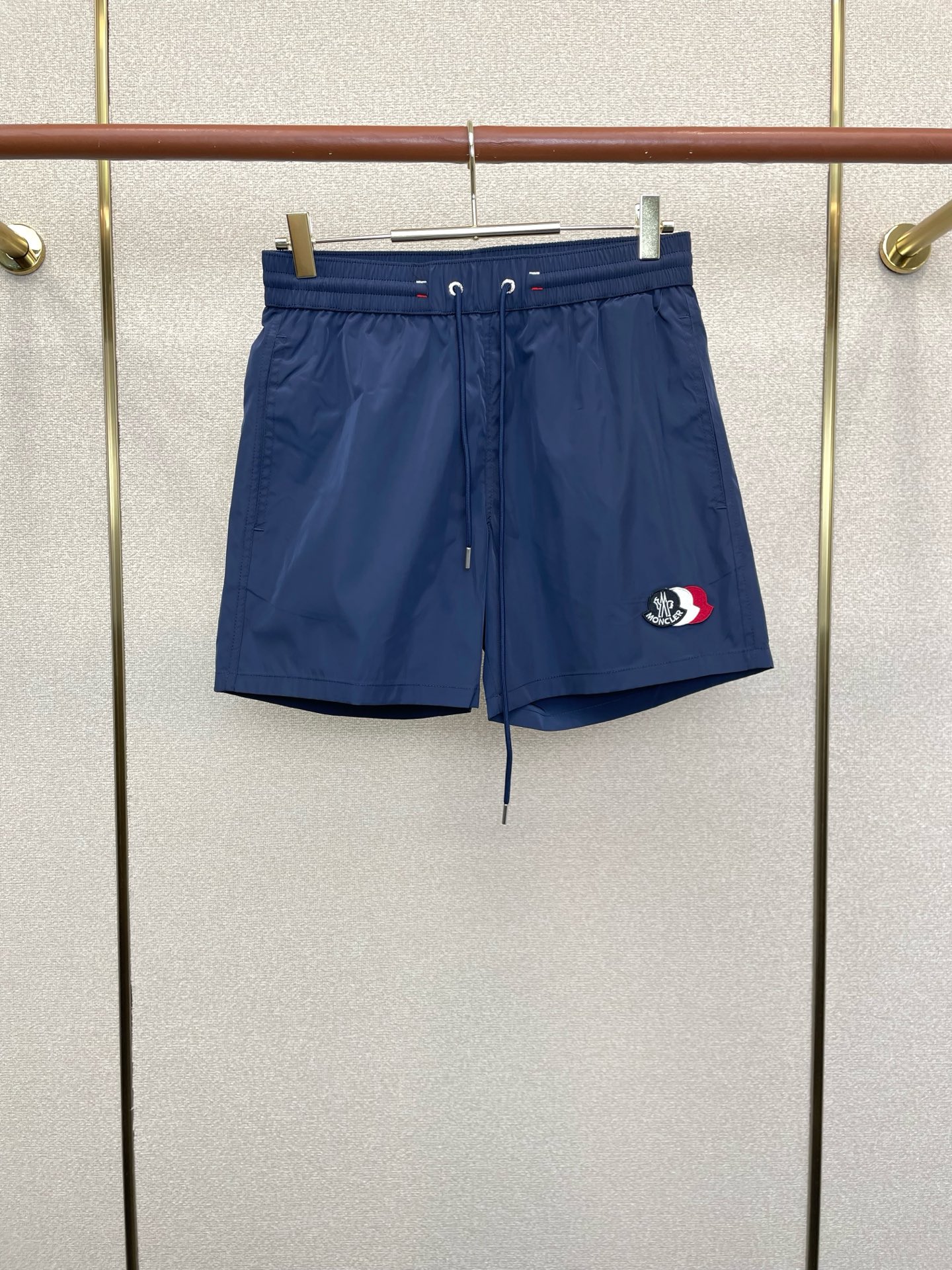 。Moncler蒙口💥砸锅卖铁都要上的新款新款休闲短裤🩳高端版本 专柜定制面料 透气舒适度高，细节无可挑