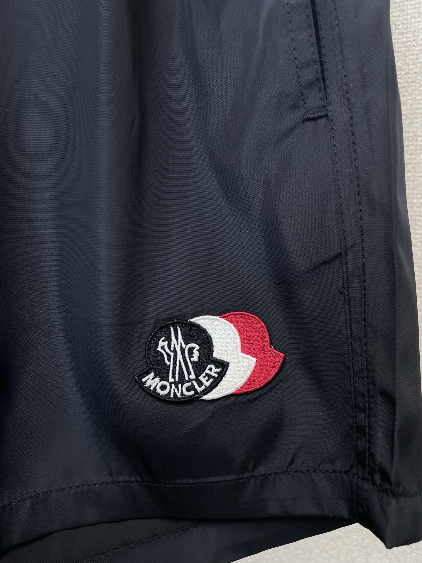 。Moncler蒙口💥砸锅卖铁都要上的新款新款休闲短裤🩳高端版本 专柜定制面料 透气舒适度高，细节无可挑