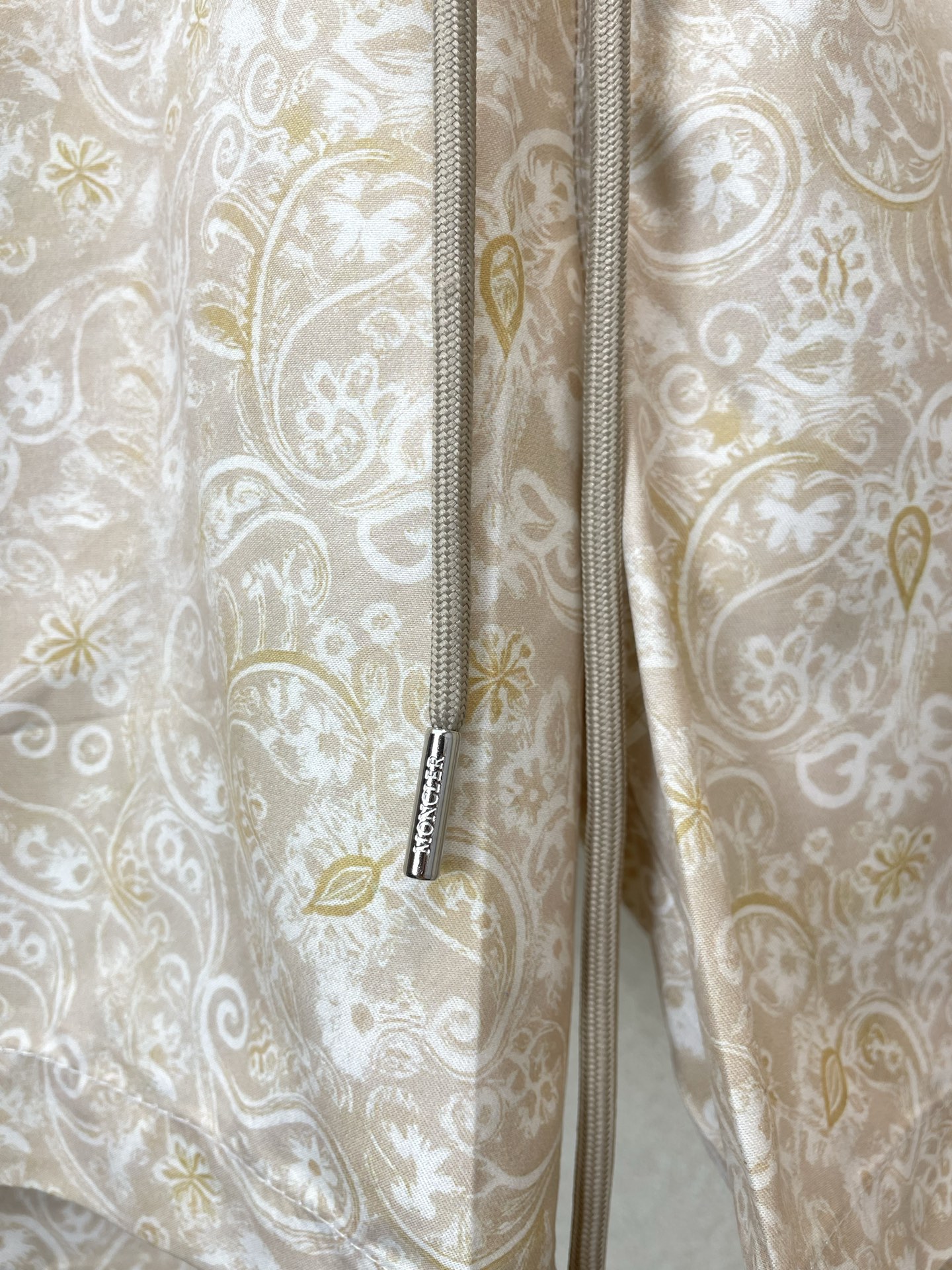 。Moncler蒙口💥砸锅卖铁都要上的新款新款休闲短裤🩳高端版本 专柜定制面料 透气舒适度高，细节无可挑